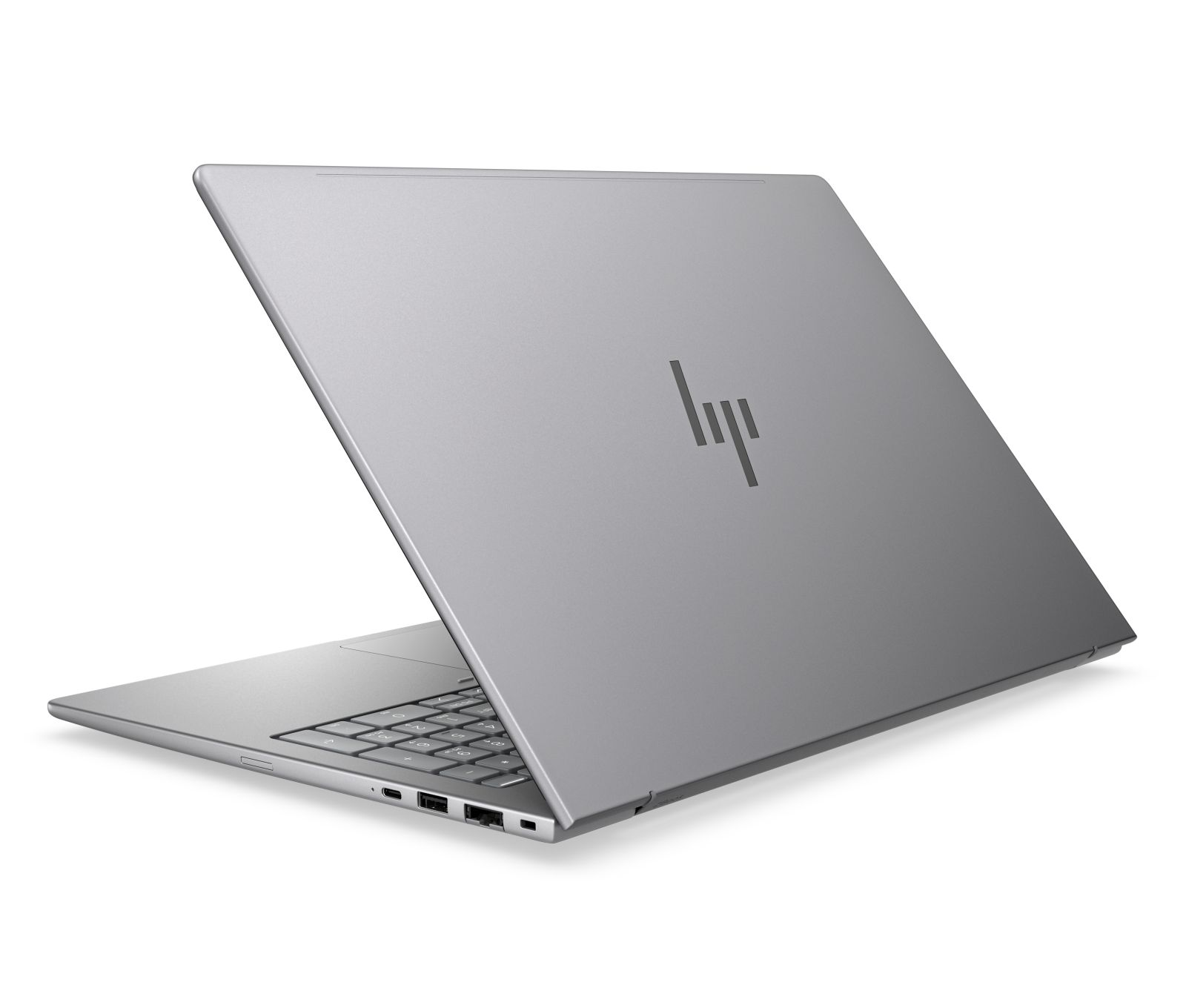 Ein silberner Laptop ist auf einer weißen Oberfläche geschlossen zu sehen.