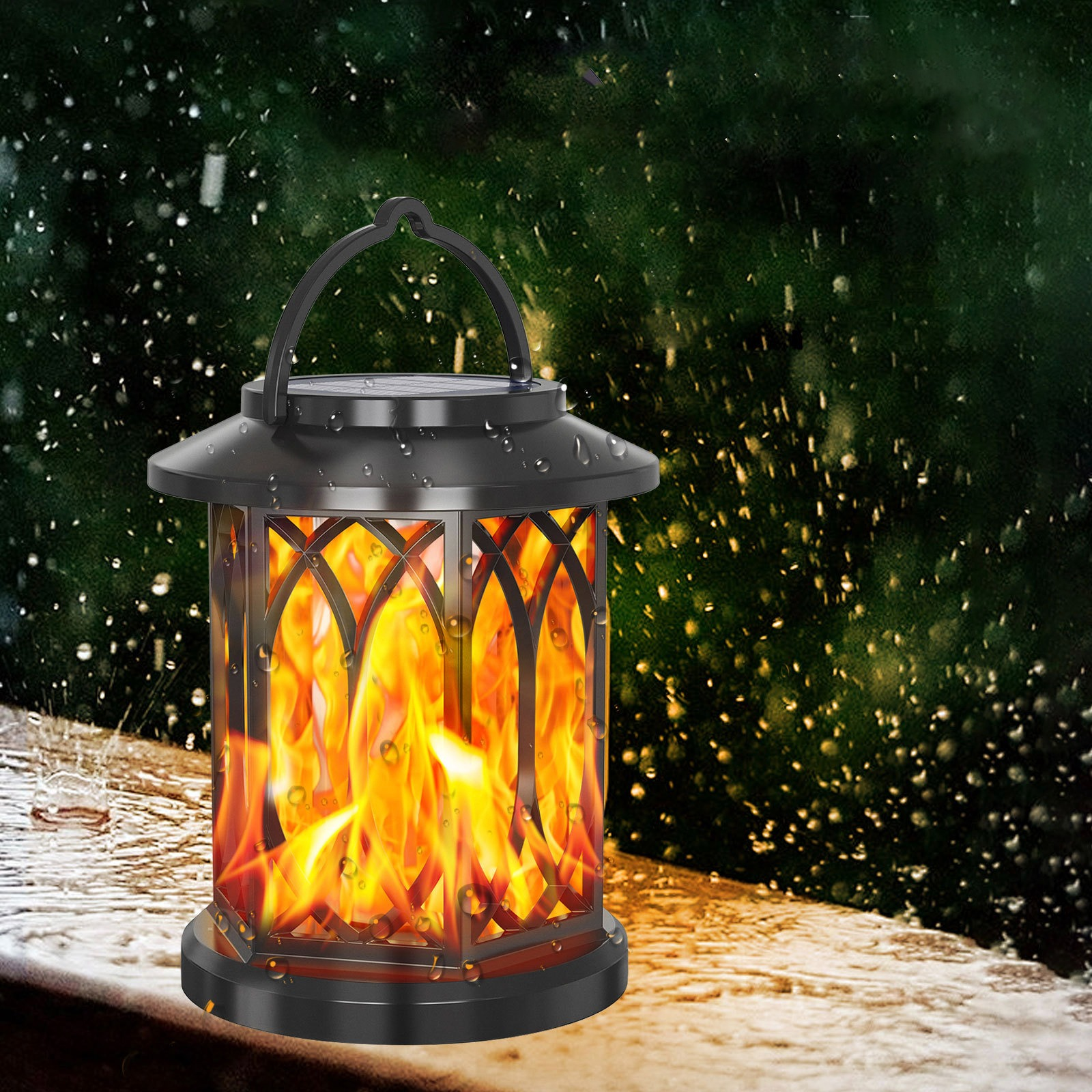 Eine schwarze Laterne mit realistischem Flammeneffekt steht draußen auf einer nassen Oberfläche im Regen.