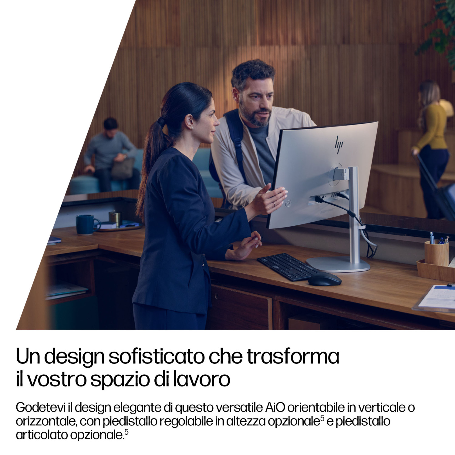 Una donna in abito blu e un uomo guardano uno schermo HP in un ufficio moderno.