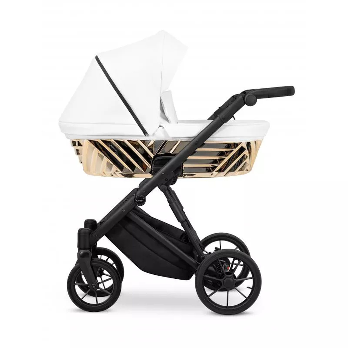Moderner Kinderwagen mit schwarzem Gestell, goldenen Akzenten und weißem Verdeck auf weißem Hintergrund.