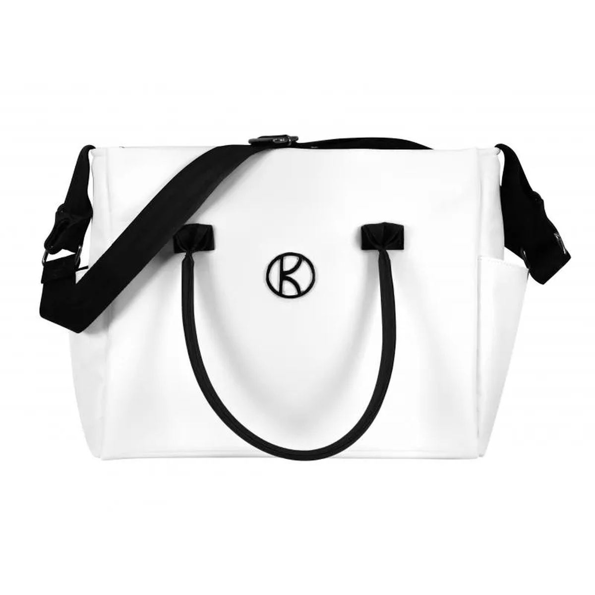 Eine weiße Tasche mit schwarzen Griffen und einem Schultergurt, verziert mit einem runden Logo in der Mitte.