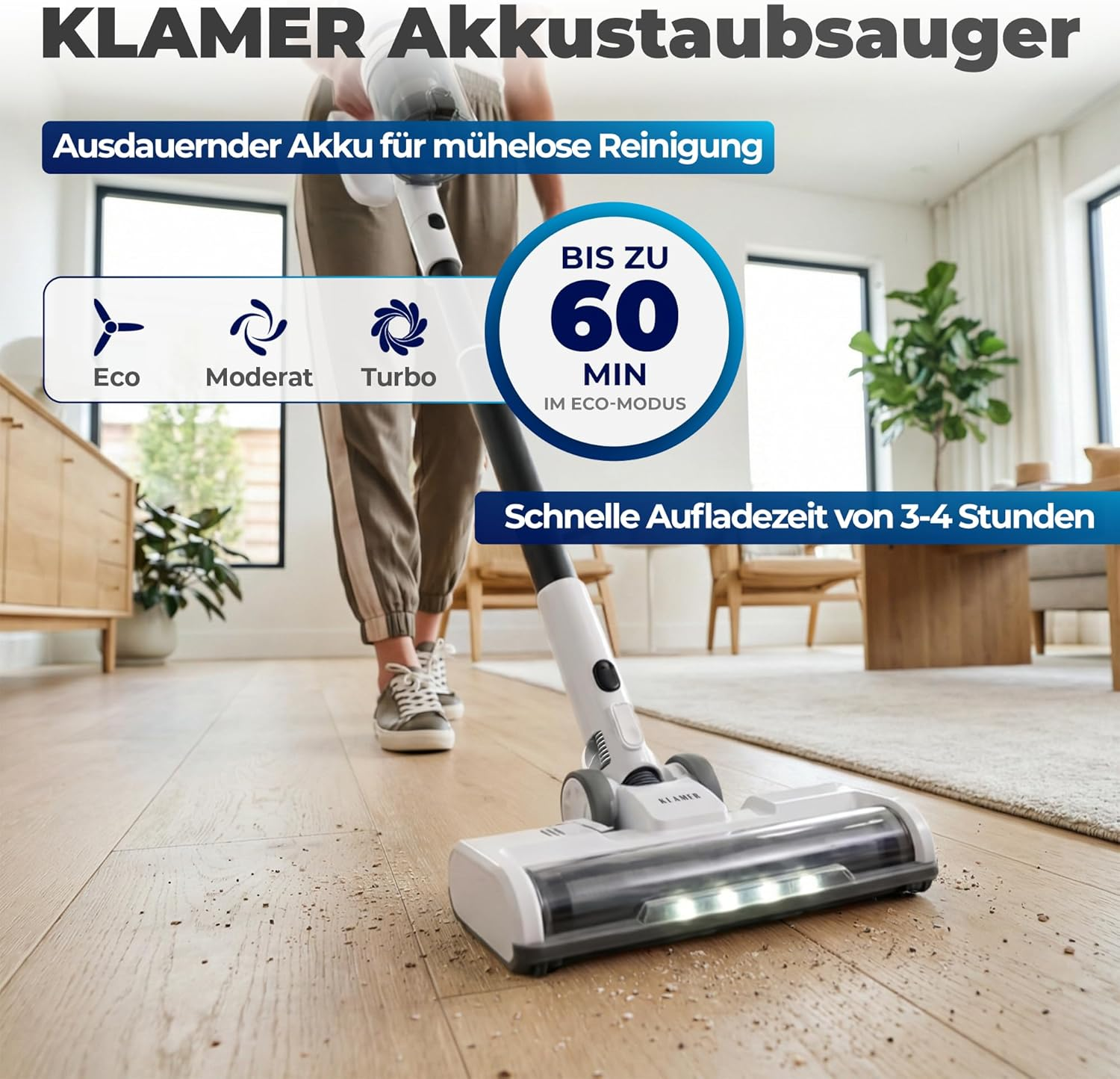 Eine Person benutzt einen weißen Akustaubsauger auf einem Holzfußboden in einem modernen Wohnzimmer.