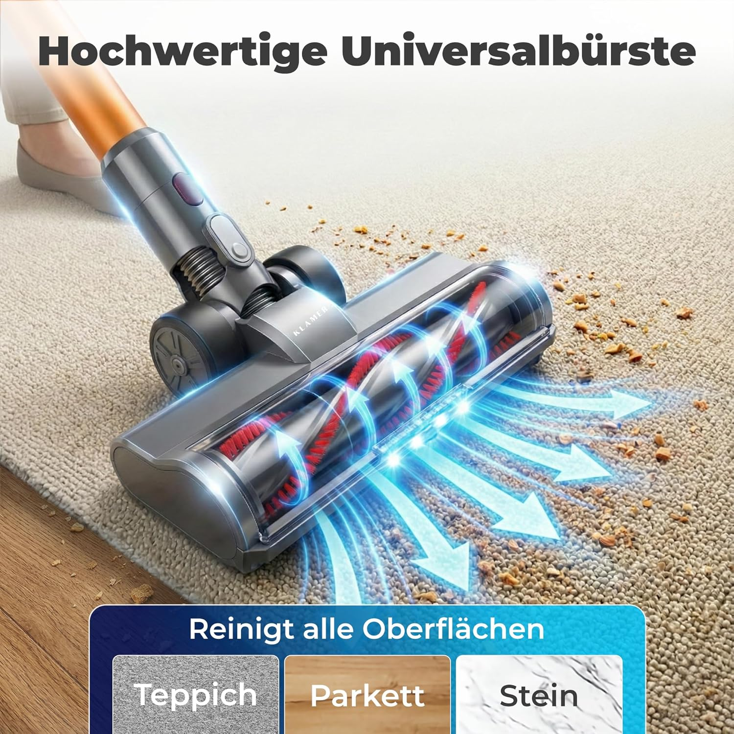 Ein Staubsauger mit rotierender Bürste reinigt einen Teppich von Schmutz.