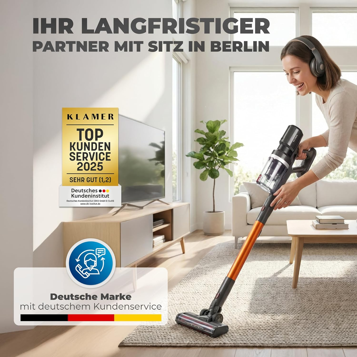 Eine Frau in einem modernen Wohnzimmer saugt mit einem kabellosen Staubsauger einen Teppich.
