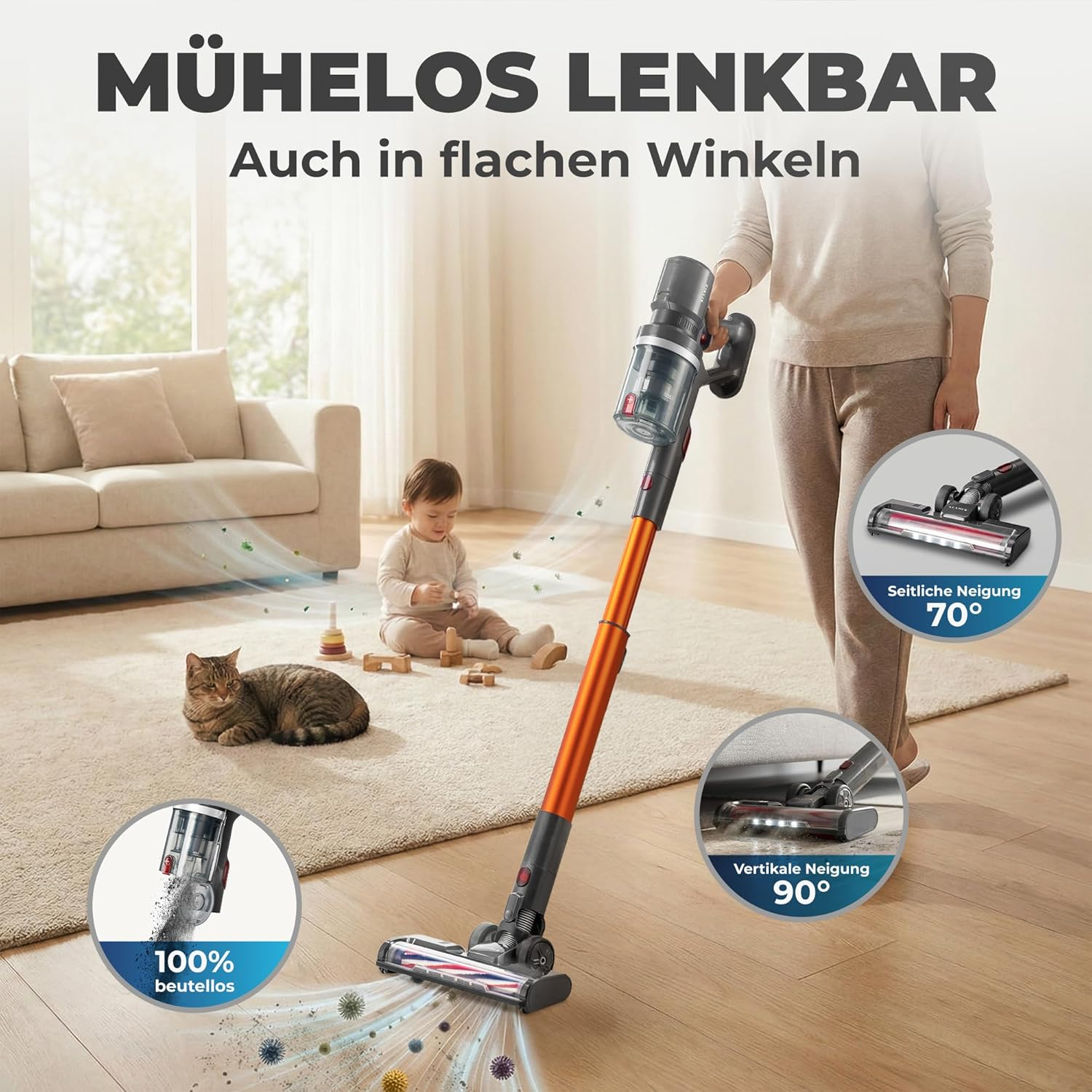 Eine Person nutzt einen orangen Staubsauger, während im Hintergrund ein Kind und eine Katze spielen.