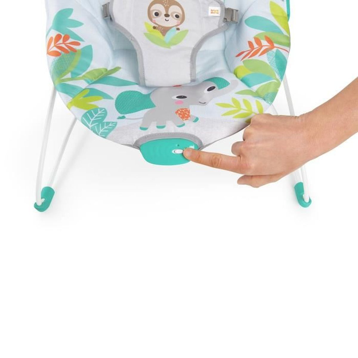 Eine Hand drückt den Einschaltknopf einer bunten Babyschaukel mit Dschungel-Motiv.