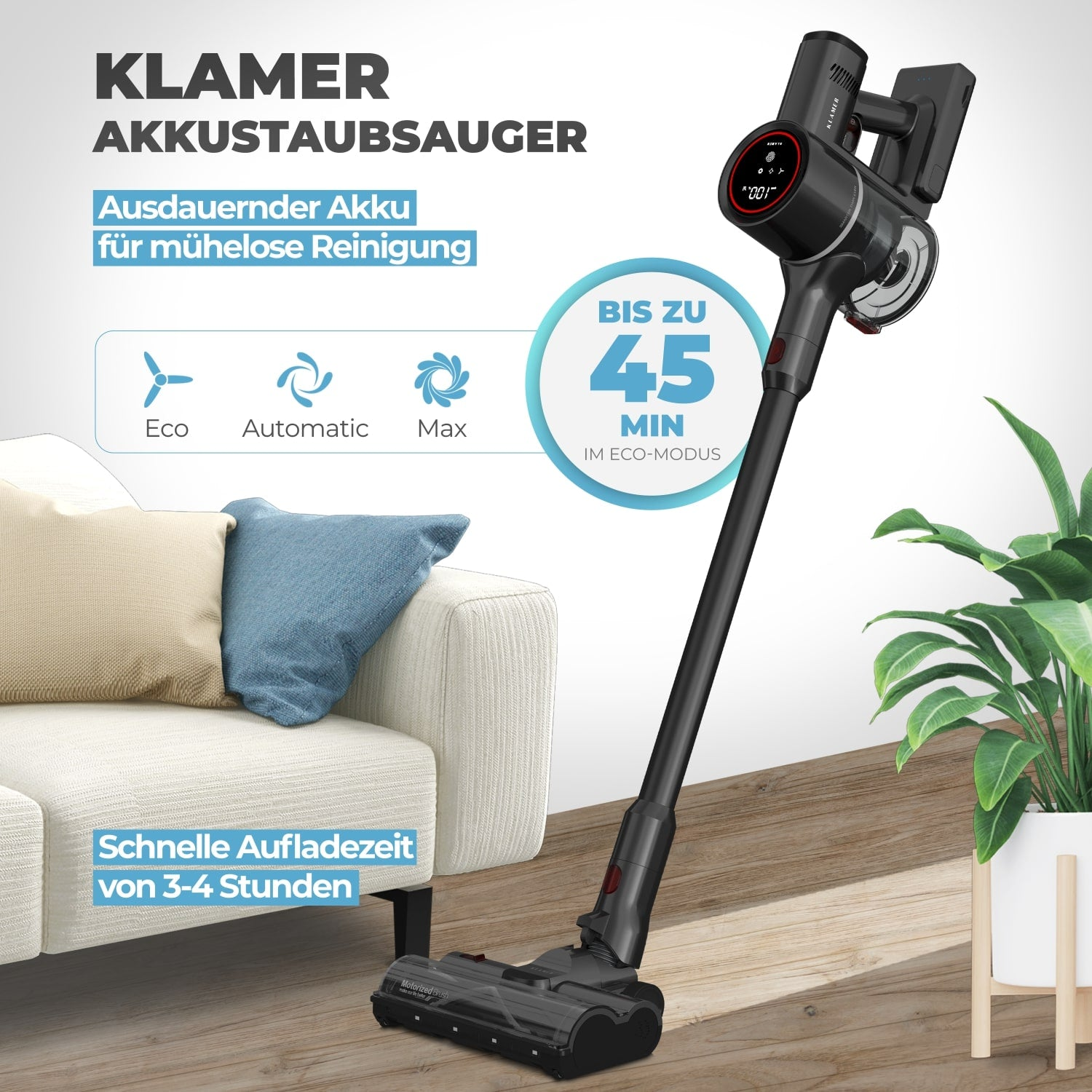 Ein schwarzer Akustaubsauger steht in einem Wohnzimmer neben einer weißen Couch und einer Topfpflanze.