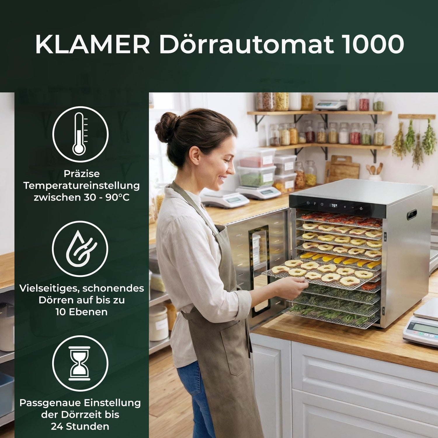 Eine Frau zieht ein Tablett mit Trockenobst aus einem großen silbernen Dörrautomat in einer hellen Küche.