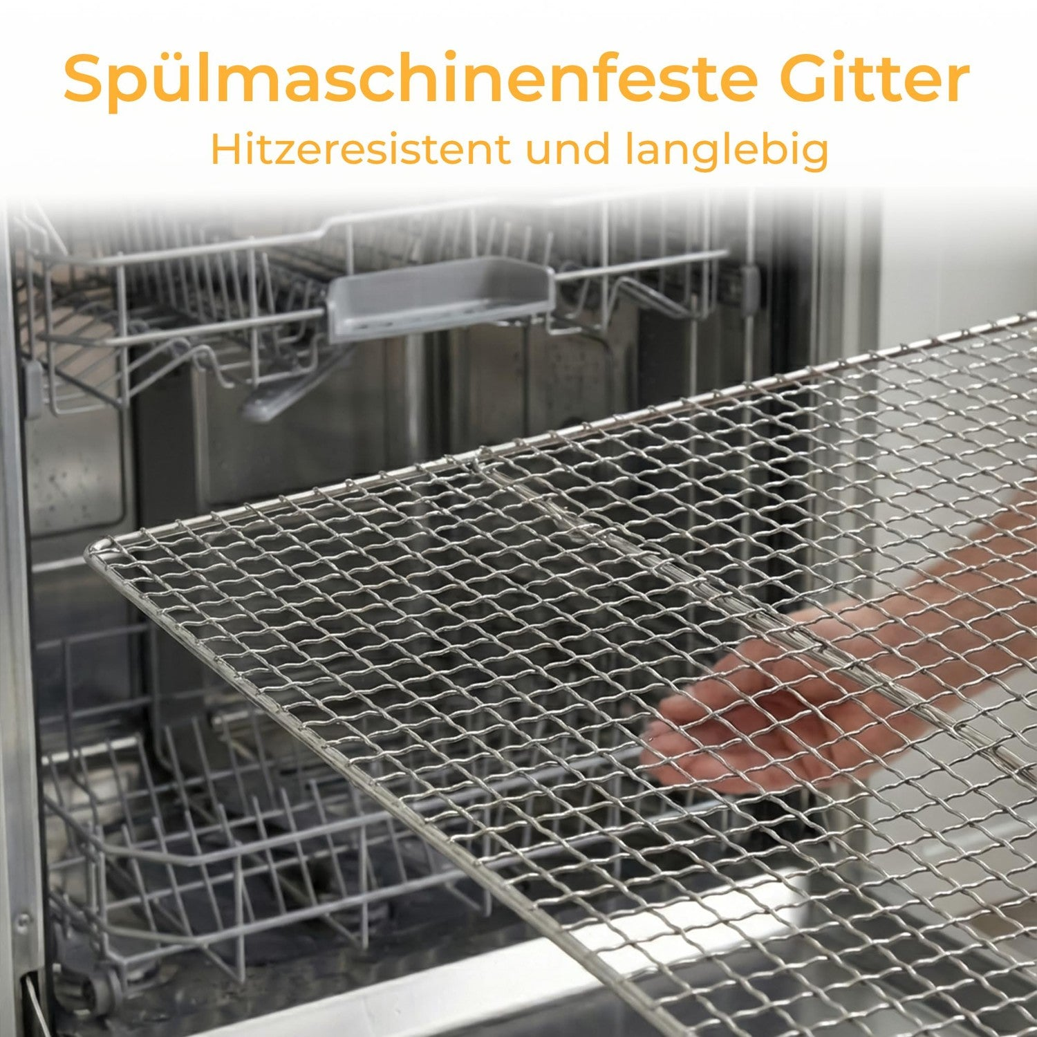 Eine Hand hält ein spülmaschinenfestes, hitzeresistentes Metallgitter vor eine offene Spülmaschine.