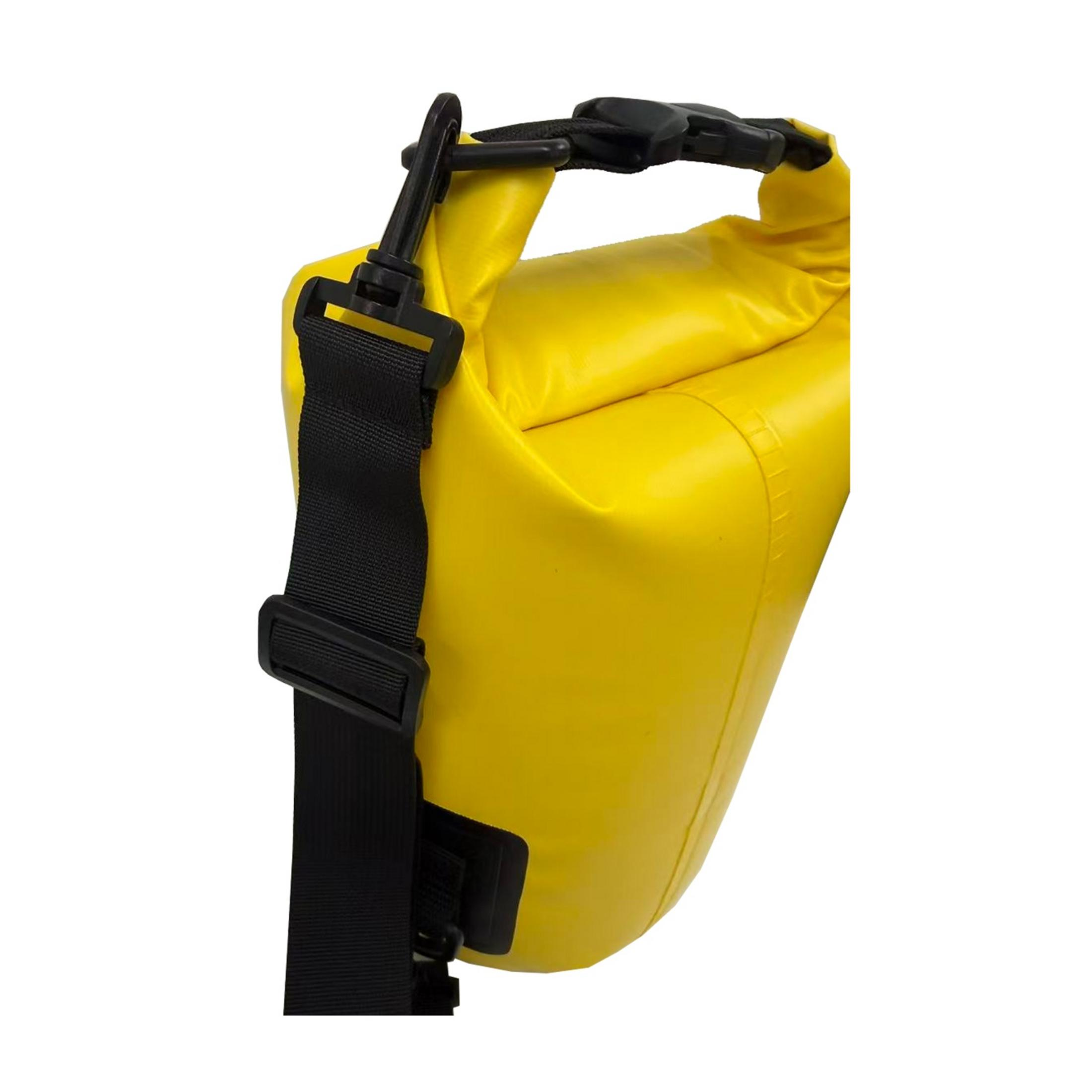 Gelbe wasserdichte Tasche mit schwarzem Schultergurt auf weißem Hintergrund.