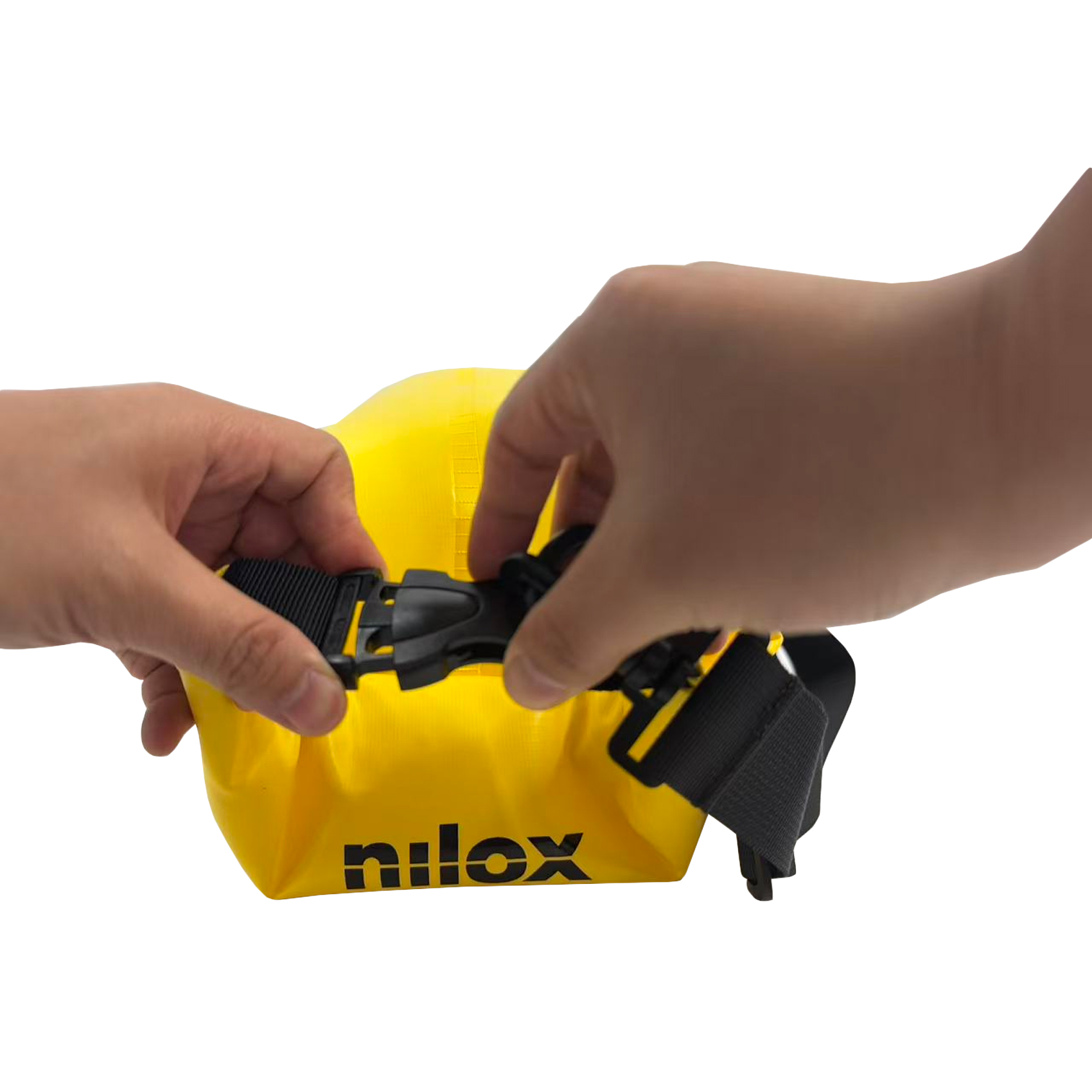 Zwei Hände schließen eine schwarze Plastikschnalle an einer gelben wasserdichten Tasche mit Nilox-Logo.