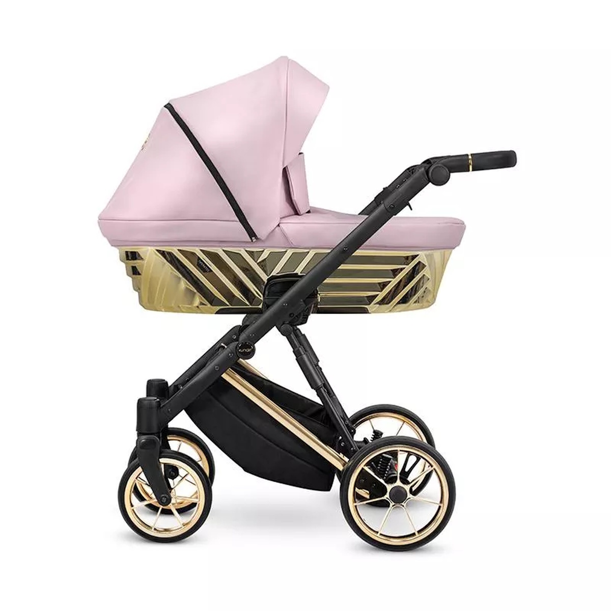 Rosa-schwarzer Kinderwagen mit goldenem Gestell und Rädern vor weißem Hintergrund.