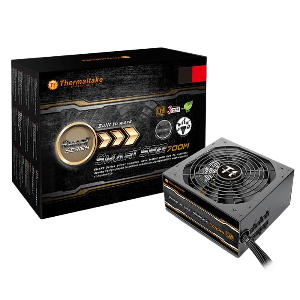 Zasilacza komputerowy Thermaltake Smart SE 700W obok czarno-złotego pudełka.