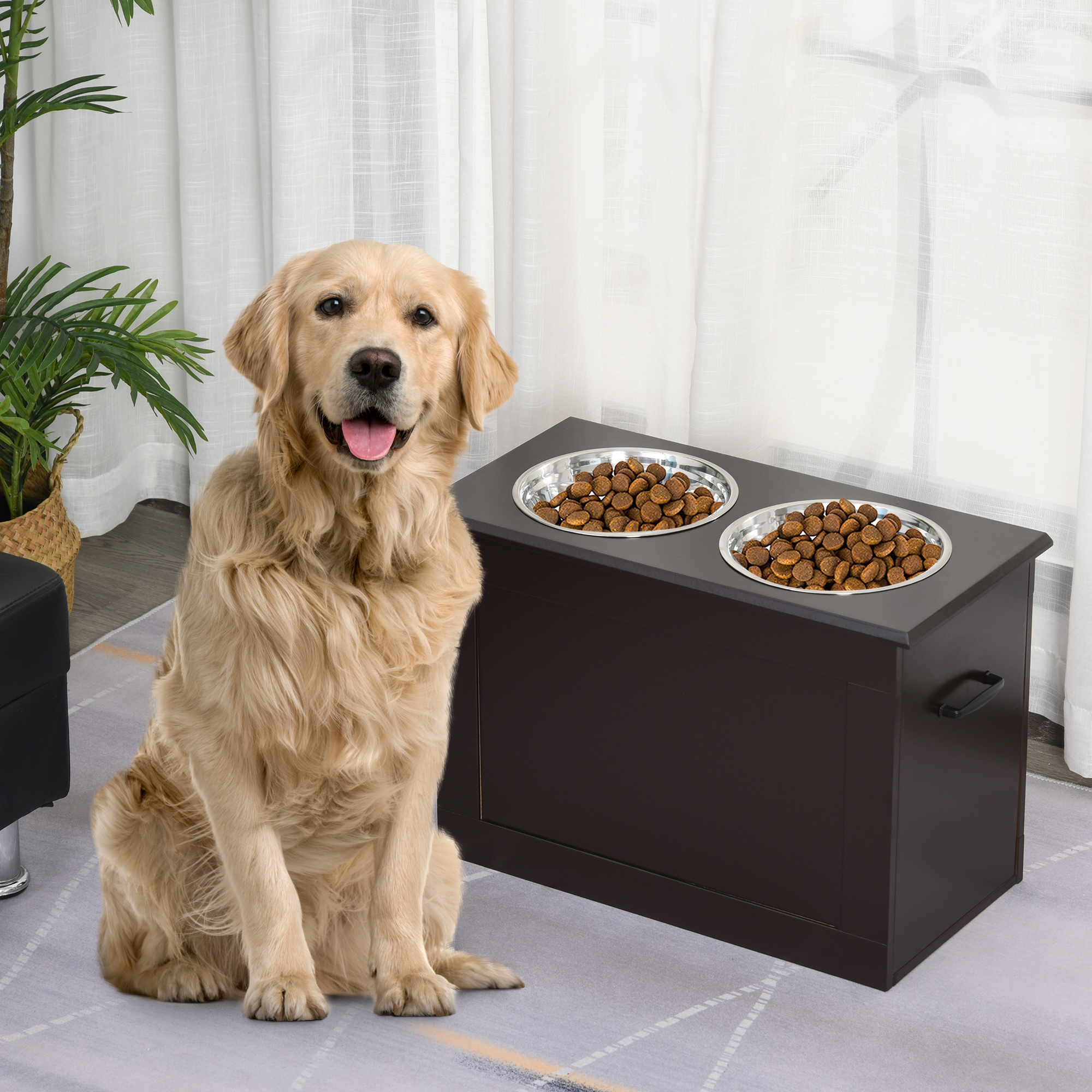 Un golden retriever siede su un tappeto accanto a una ciotola rialzata per cani.