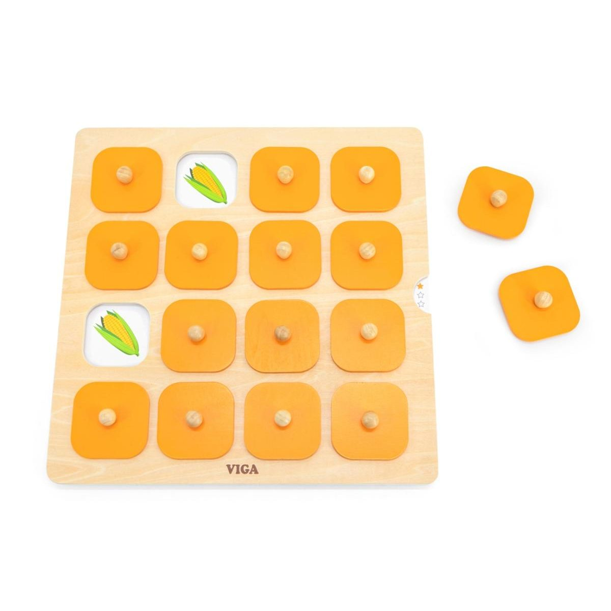Un juego de memoria de madera con fichas naranjas, dos fuera, revelando maíz.