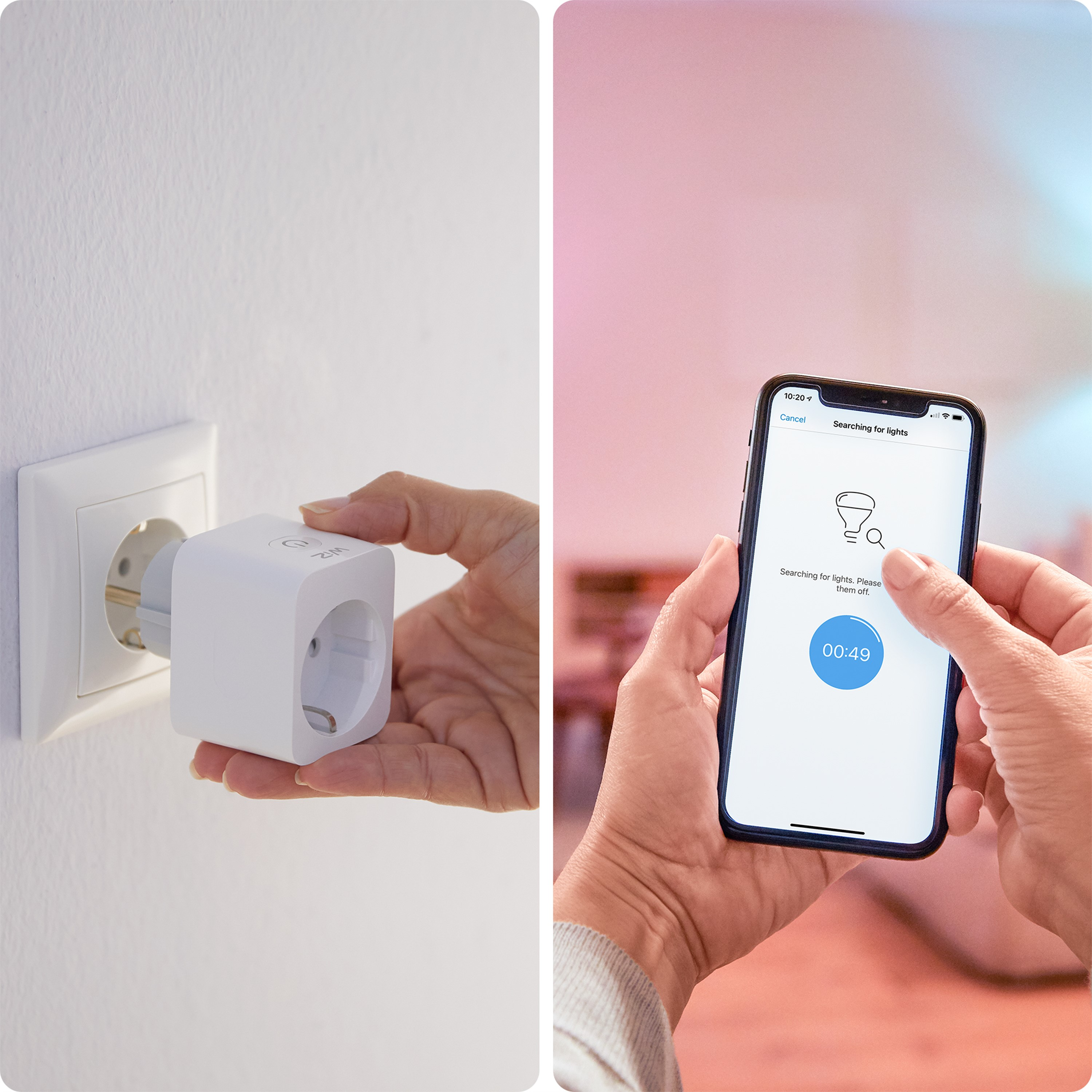 Eine Hand steckt einen weißen Smart Plug in eine Steckdose, während eine andere Hand ein Smartphone mit App bedient.