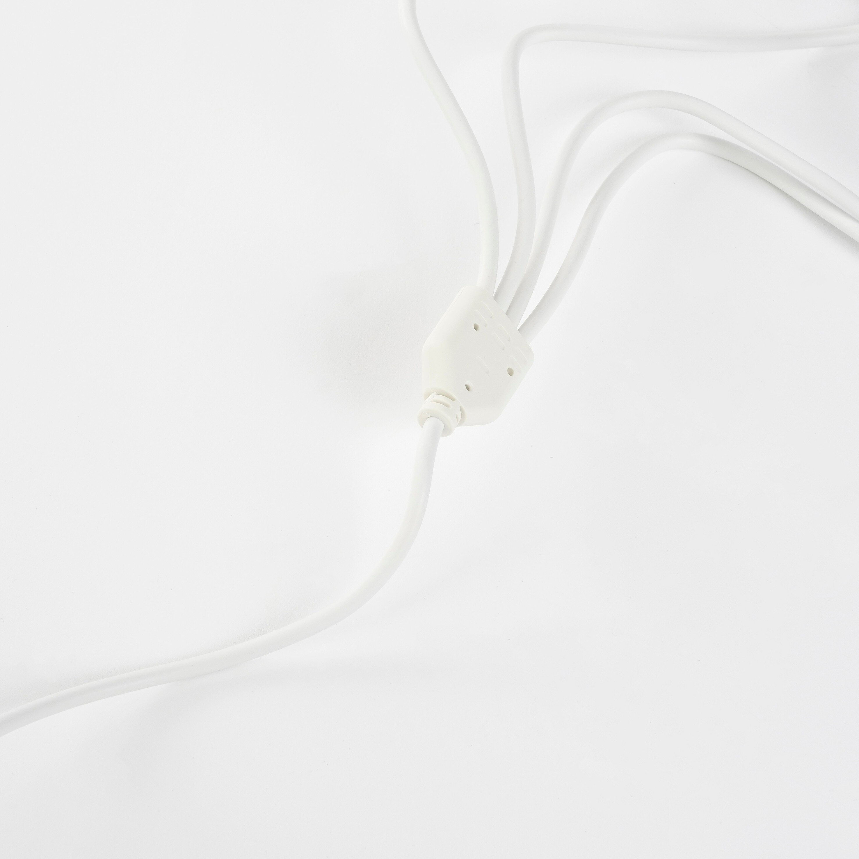 Mehrere weiße Kabel sind auf einem weißen Hintergrund an einen Mehrfachstecker angeschlossen.