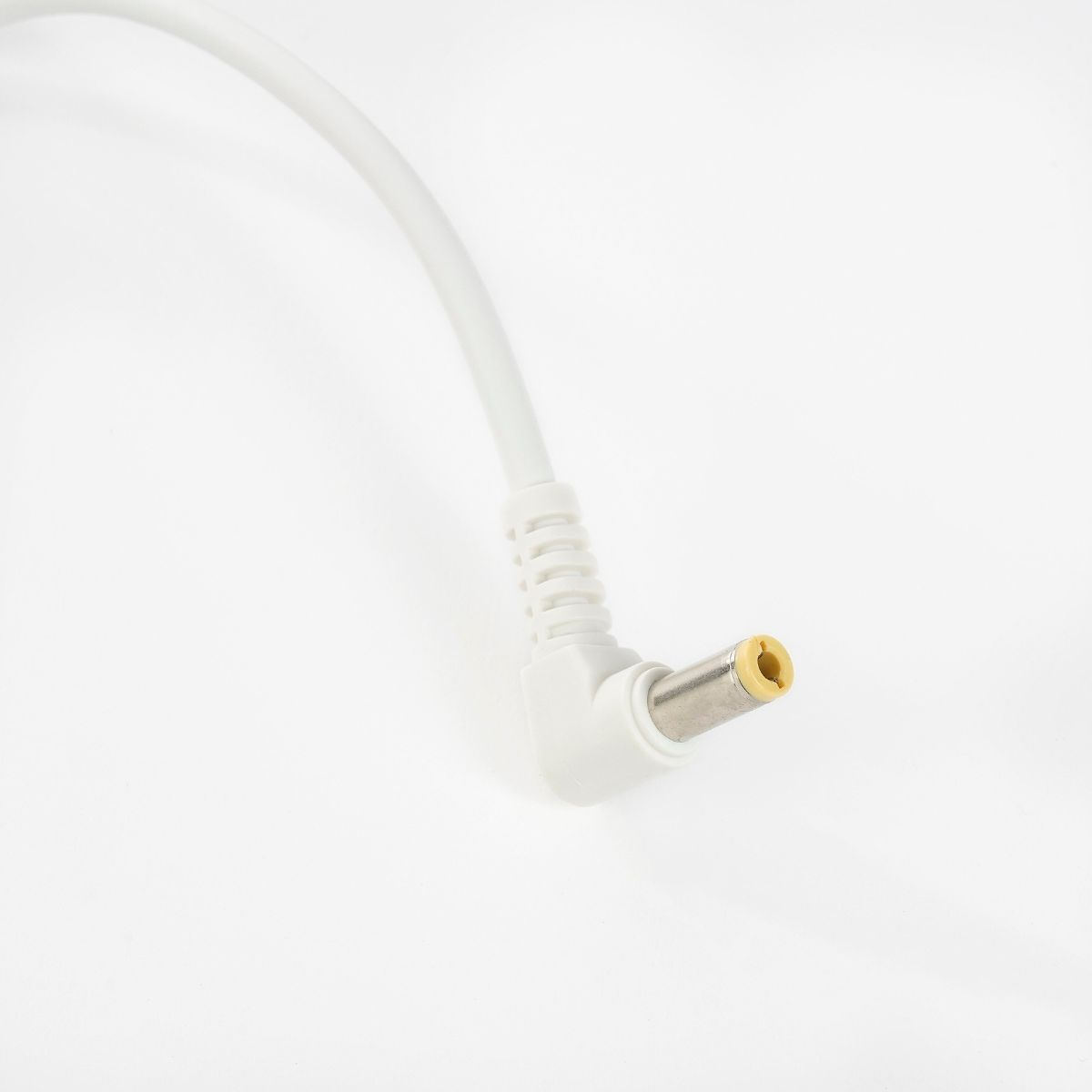 Ein weißes Stromkabel mit abgewinkeltem DC-Hohlstecker auf weißem Hintergrund.