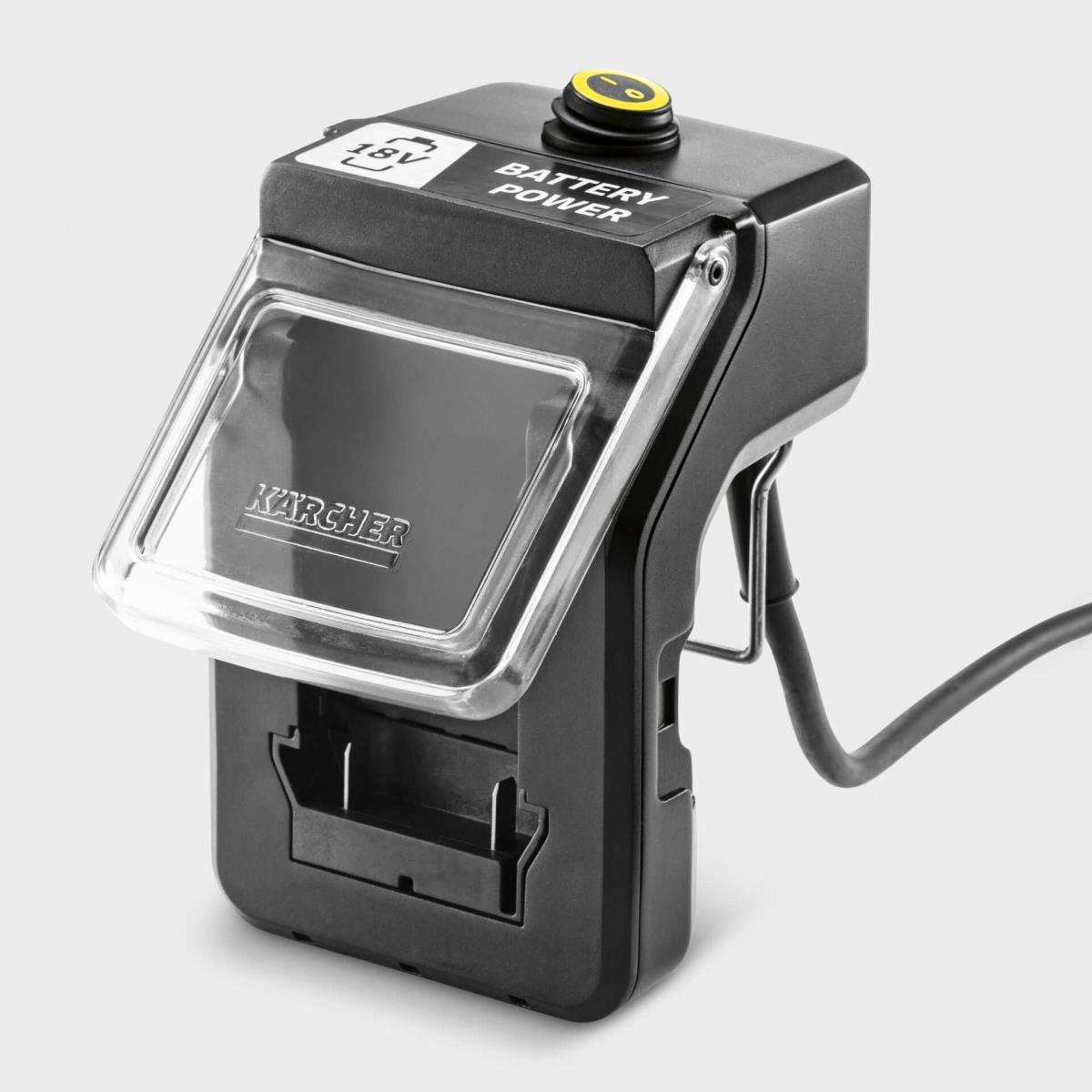 Cargador de batería Kärcher 18V negro con cubierta protectora transparente sobre fondo claro.