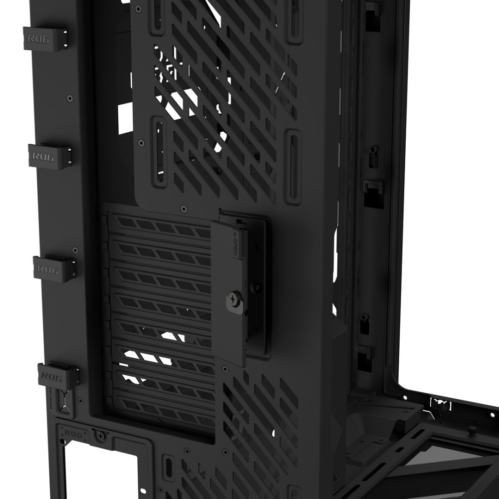 Wnętrze czarnej obudowy PC z otworami wentylacyjnymi i logo ROG na klipsach.