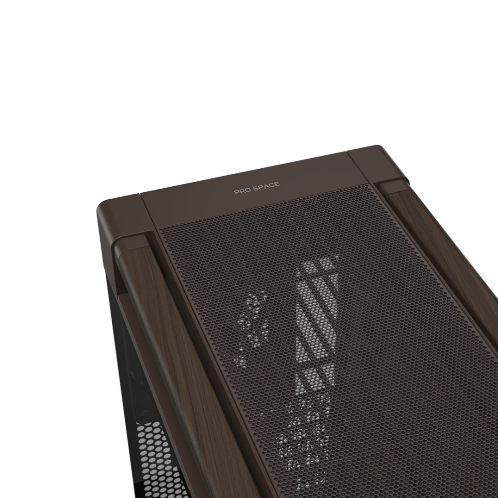 Widok z góry na górny panel ciemnej obudowy PC z metalową siatką i drewnianymi akcentami, oznaczony napisem PRO SPACE.