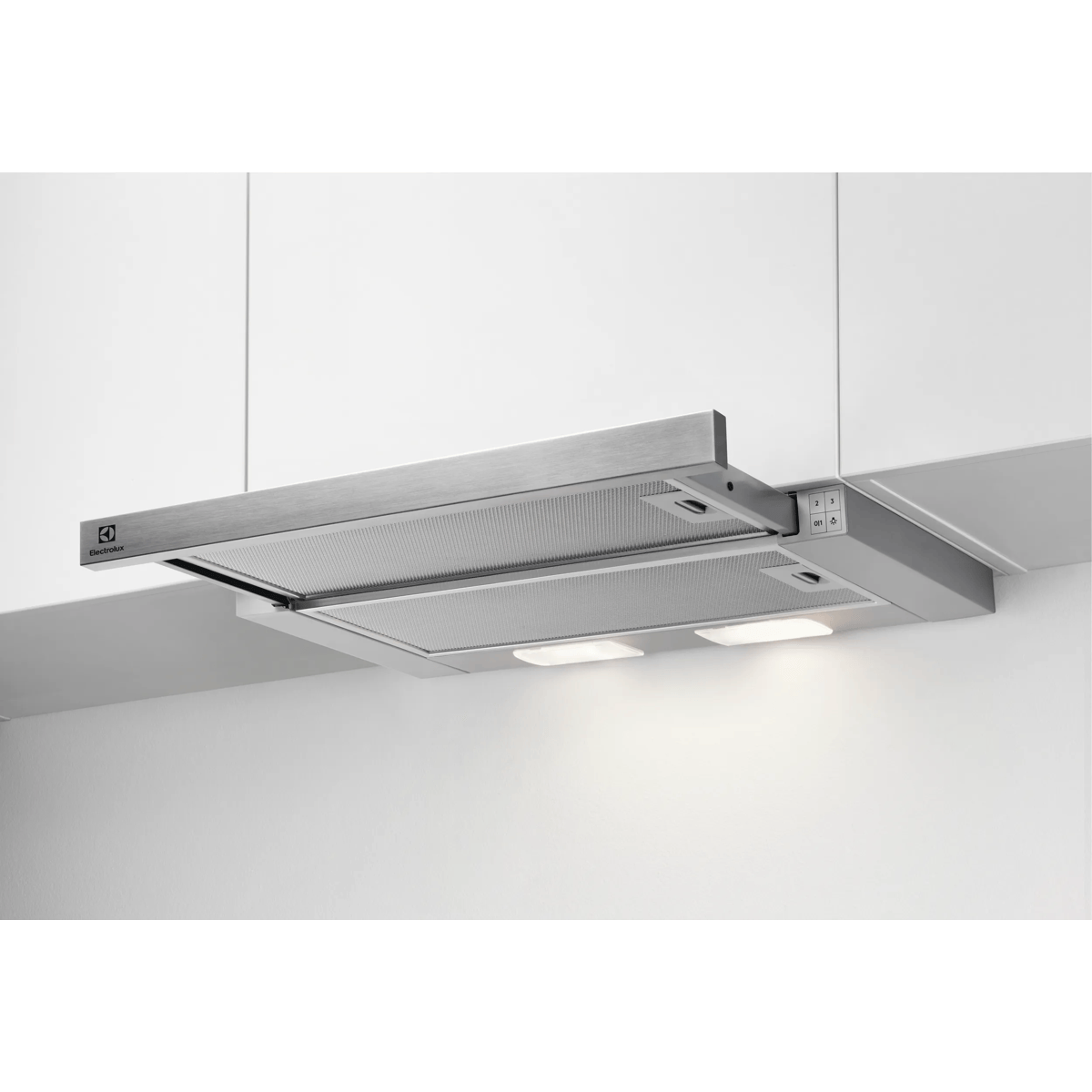Una campana extractora de acero inoxidable extensible está montada bajo armarios de cocina blancos.