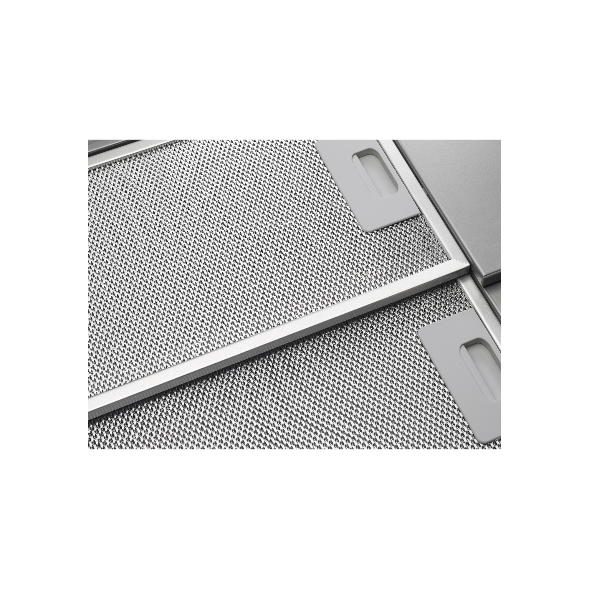 Primer plano de los filtros de grasa de acero inoxidable de una campana extractora con asas de plástico gris.