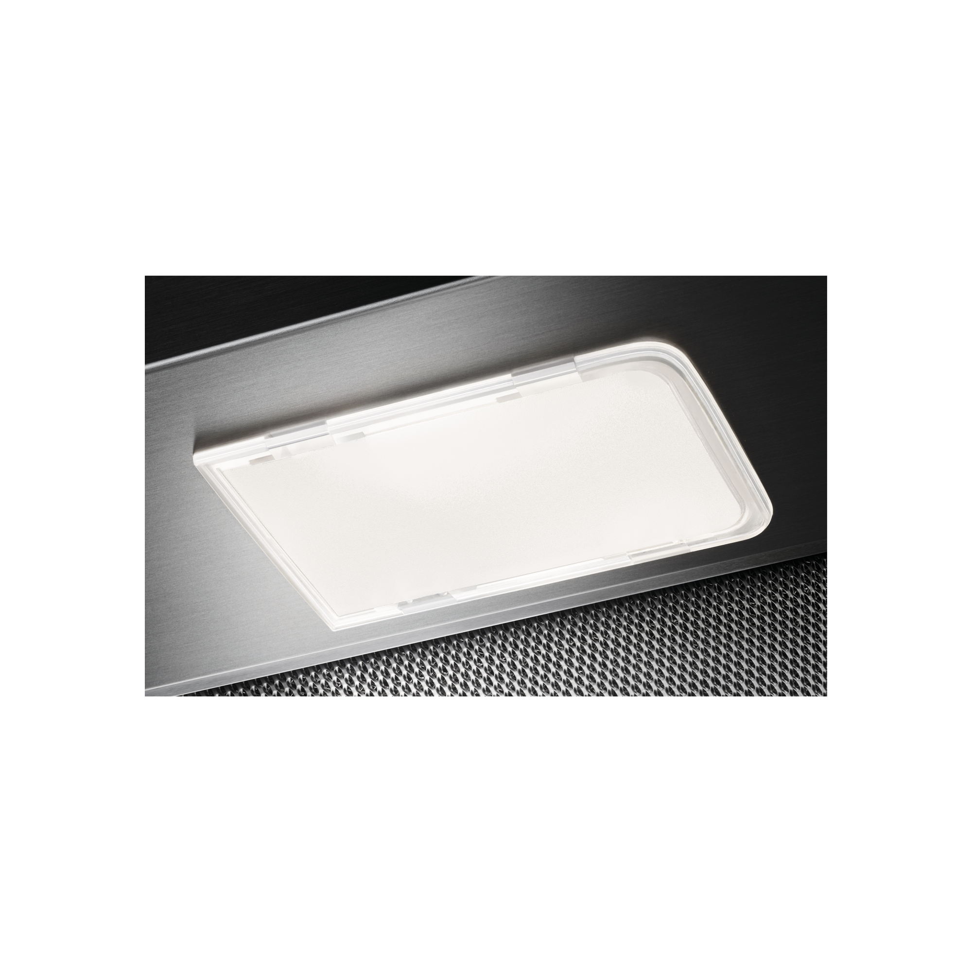 Un panel LED iluminado rectangular empotrado en una campana extractora de acero inoxidable sobre un filtro de malla.