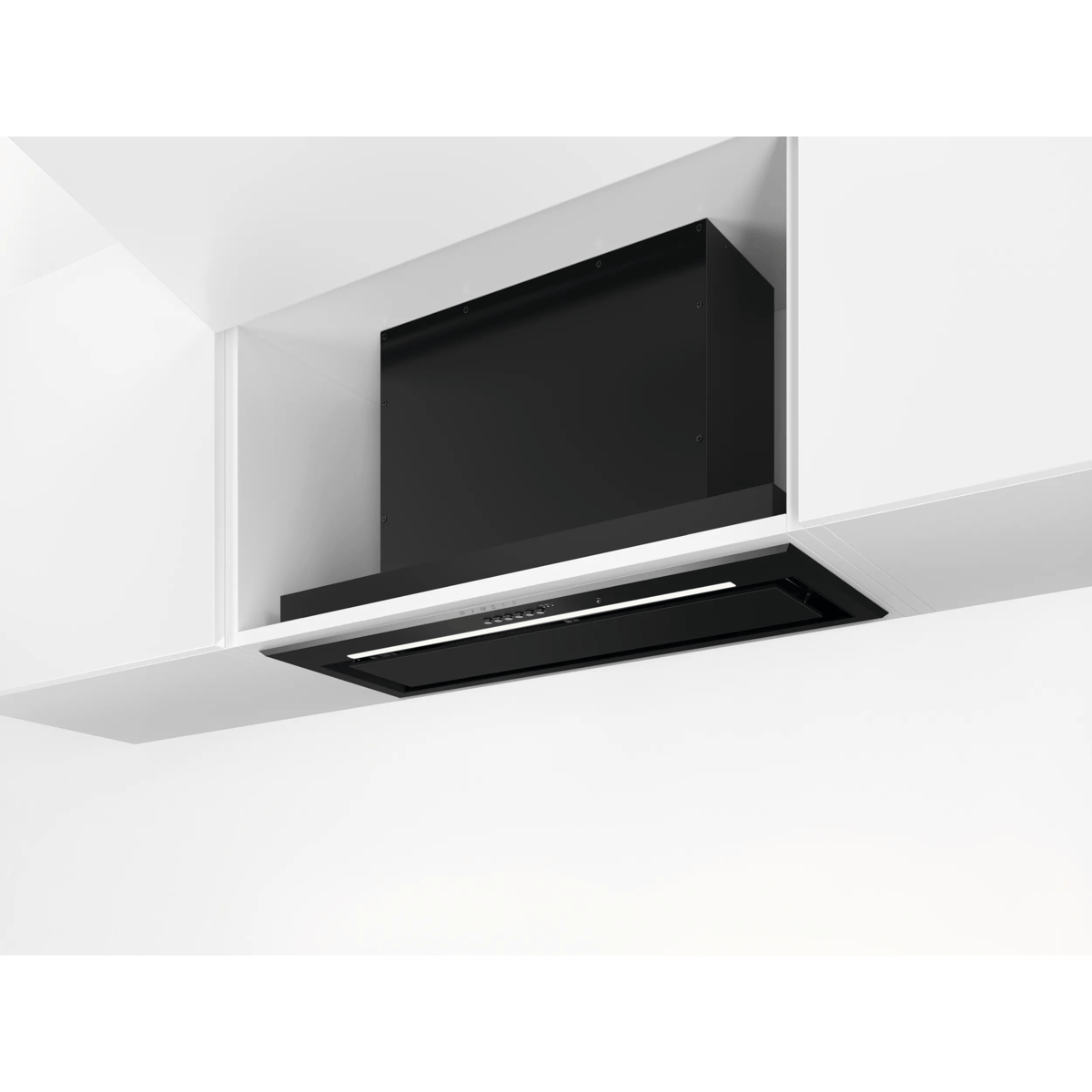 Una campana extractora negra está instalada dentro de gabinetes de cocina blancos.