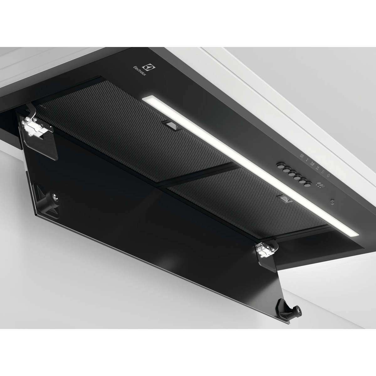 Una campana extractora negra Electrolux con filtros de malla, panel de vidrio inclinado y tira de luz LED.