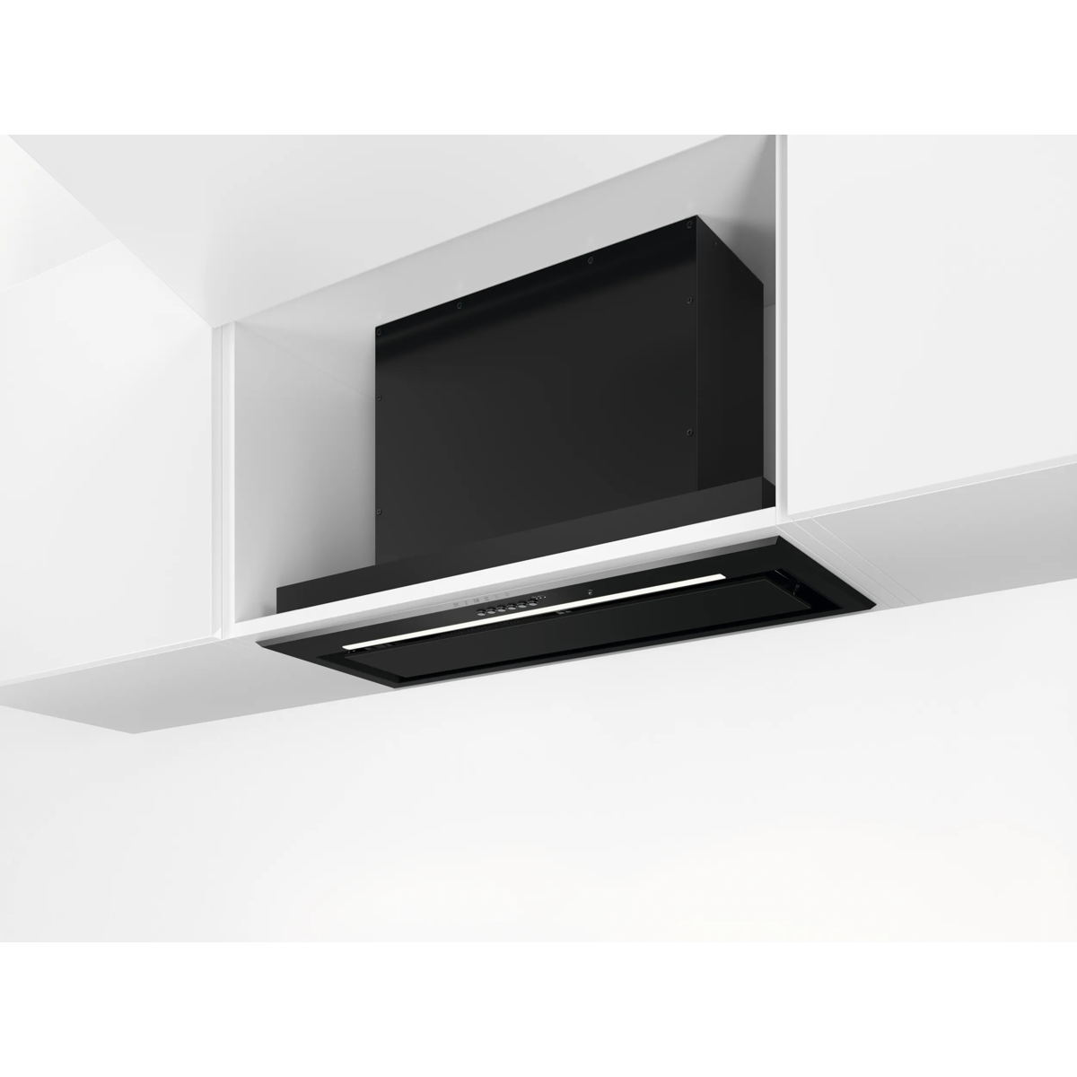 Una campana extractora negra está instalada dentro de un armario de cocina blanco.
