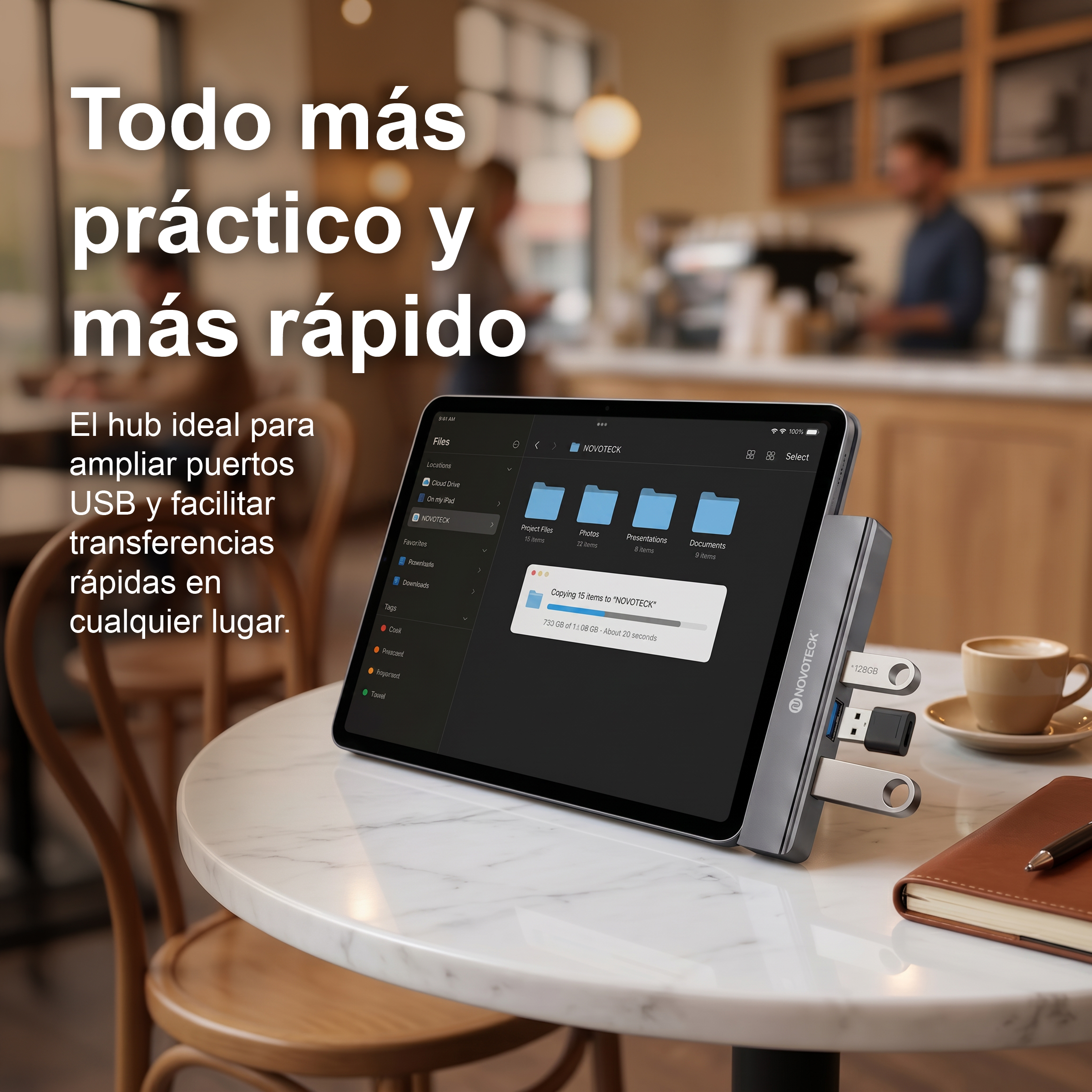 Una tableta con un concentrador USB está en una mesa de café junto a una taza de café y un cuaderno.