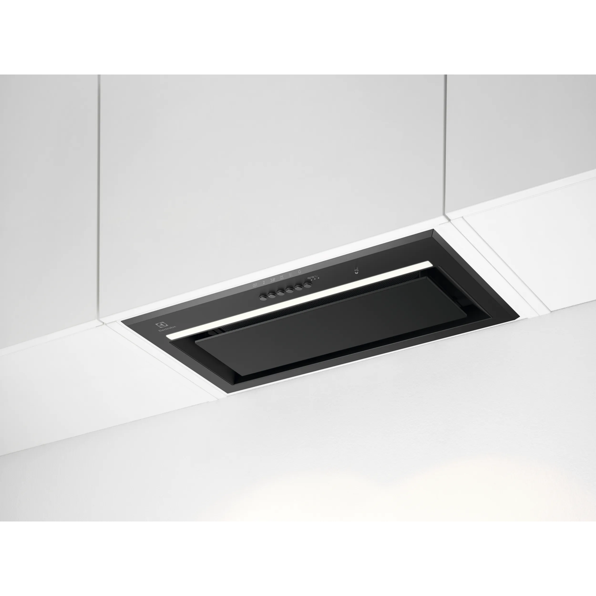 Una campana extractora negra está integrada en armarios blancos, con una tira de luz LED brillante.