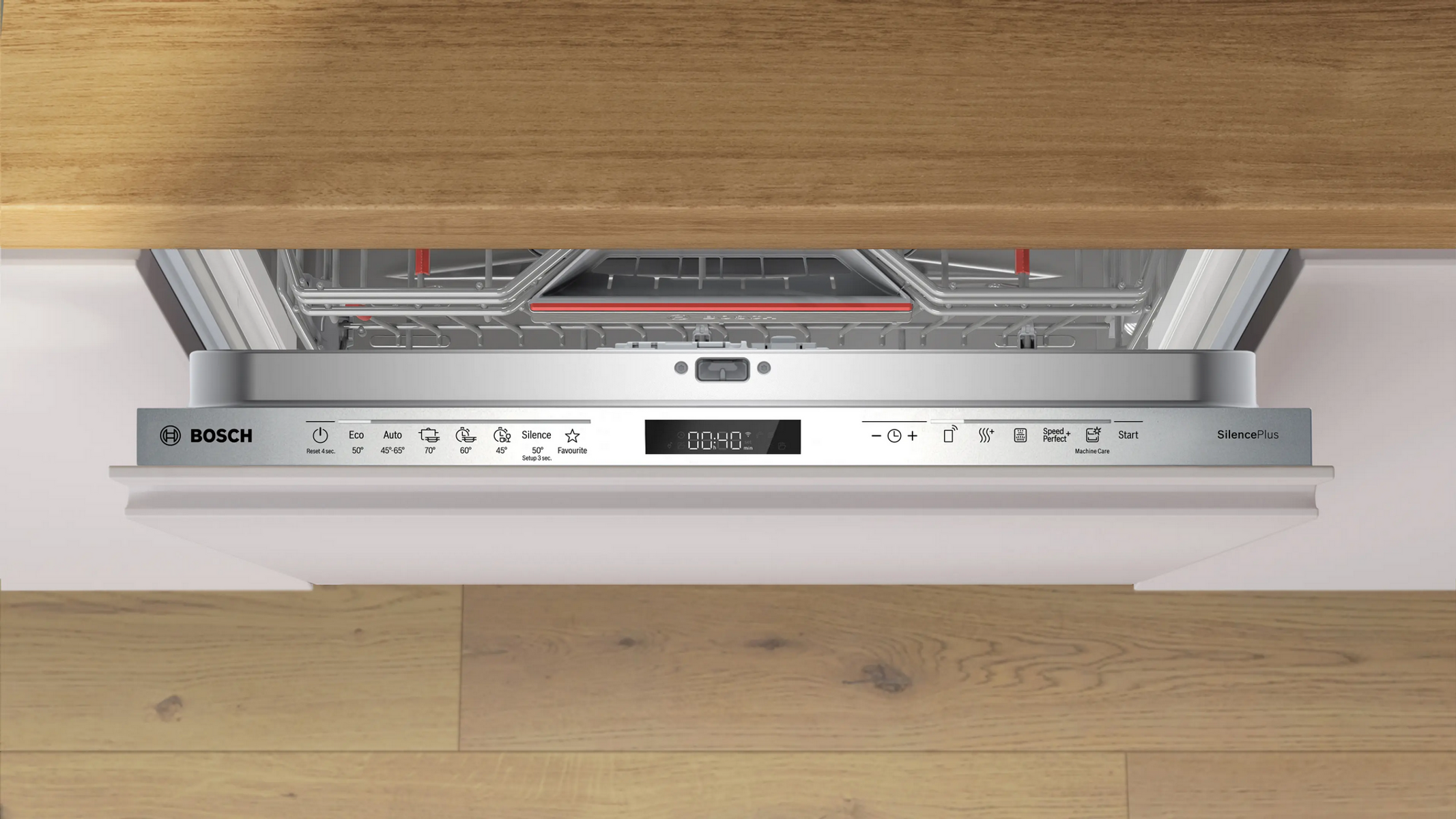 Lavavajillas Bosch abierto con pantalla digital instalado bajo una encimera de madera.