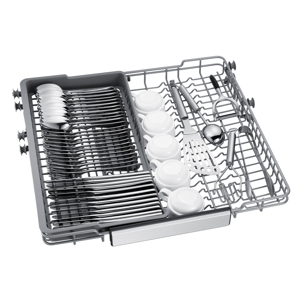 Una rejilla de lavavajillas llena de cubiertos, tazas blancas y utensilios de cocina.
