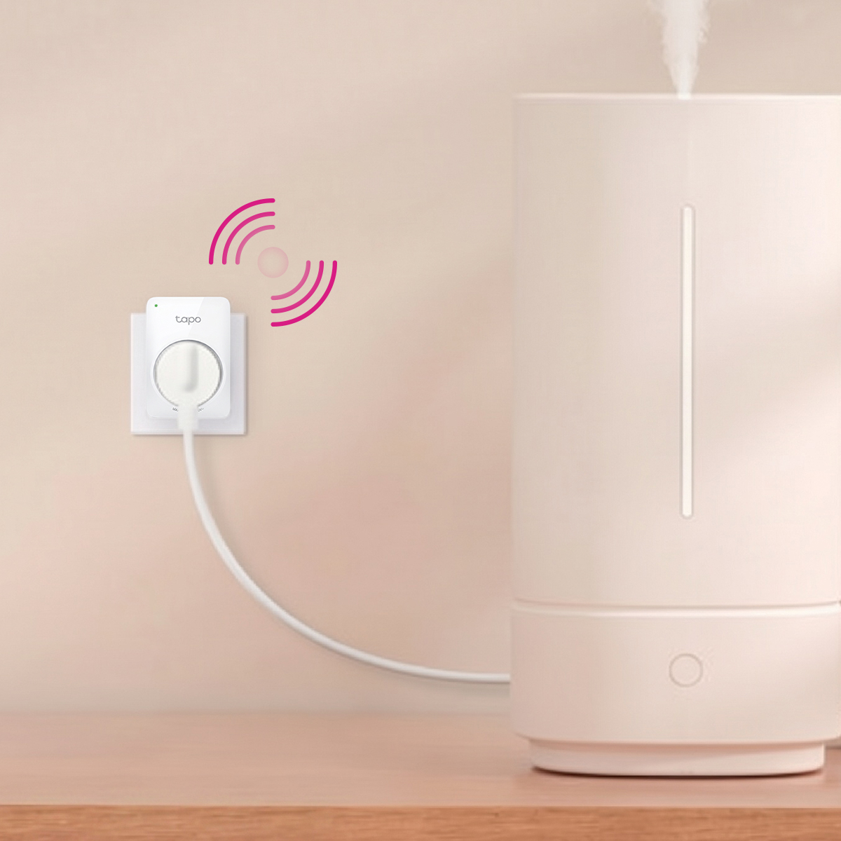 Ein weißer Smart-Plug mit Signalwellen ist in der Wand und versorgt einen Verdampfer mit Strom.