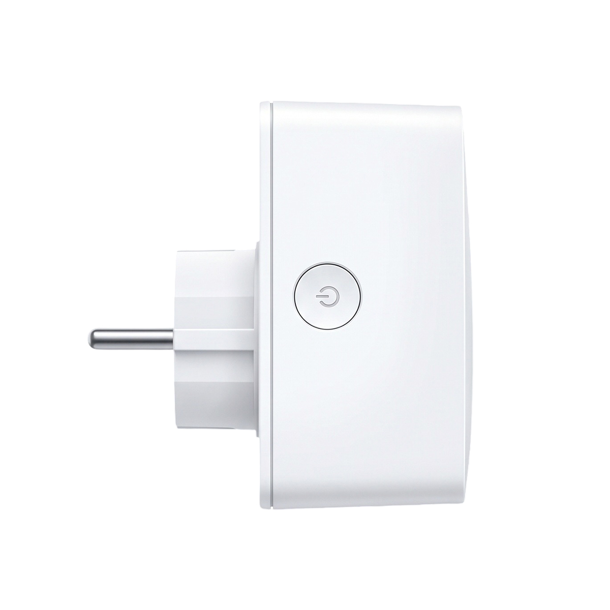 Seitenansicht eines weißen Smart-Plugs mit einem runden Power-Button und einem Erdungsstift auf weißem Hintergrund.