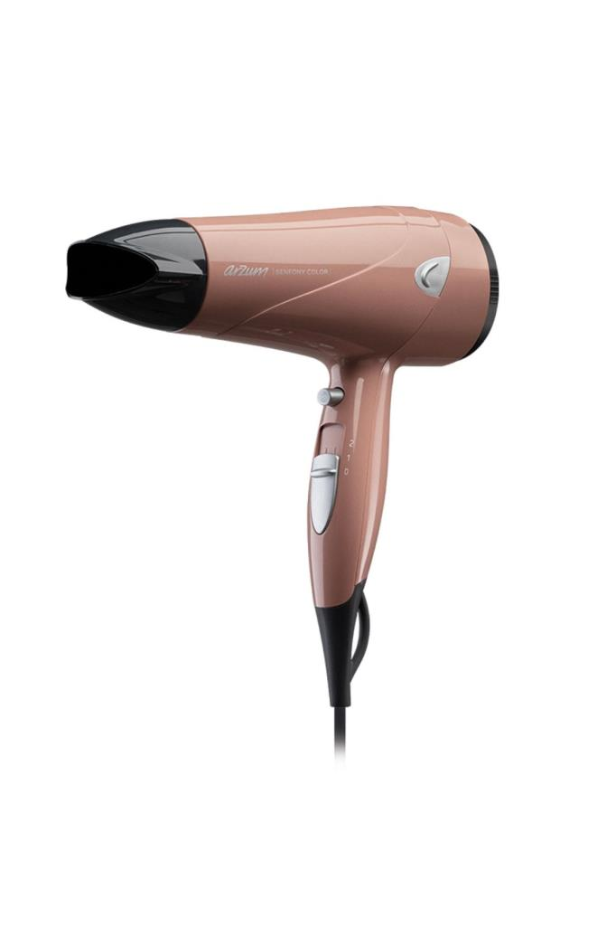 Beyaz arka planda gümüş düğmeli, modern pembe ve siyah saç kurutma makinesi.