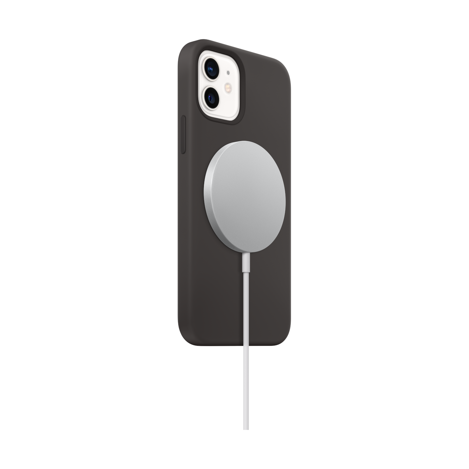 Un smartphone negro con funda y un cargador MagSafe blanco en la parte trasera, sobre un fondo blanco.
