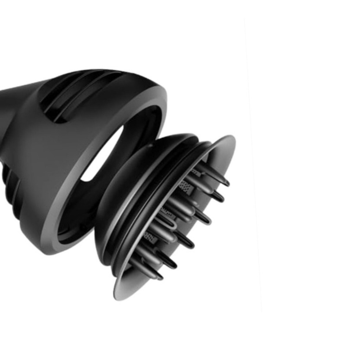 Un diffusore per asciugacapelli nero con denti mobili su sfondo bianco.