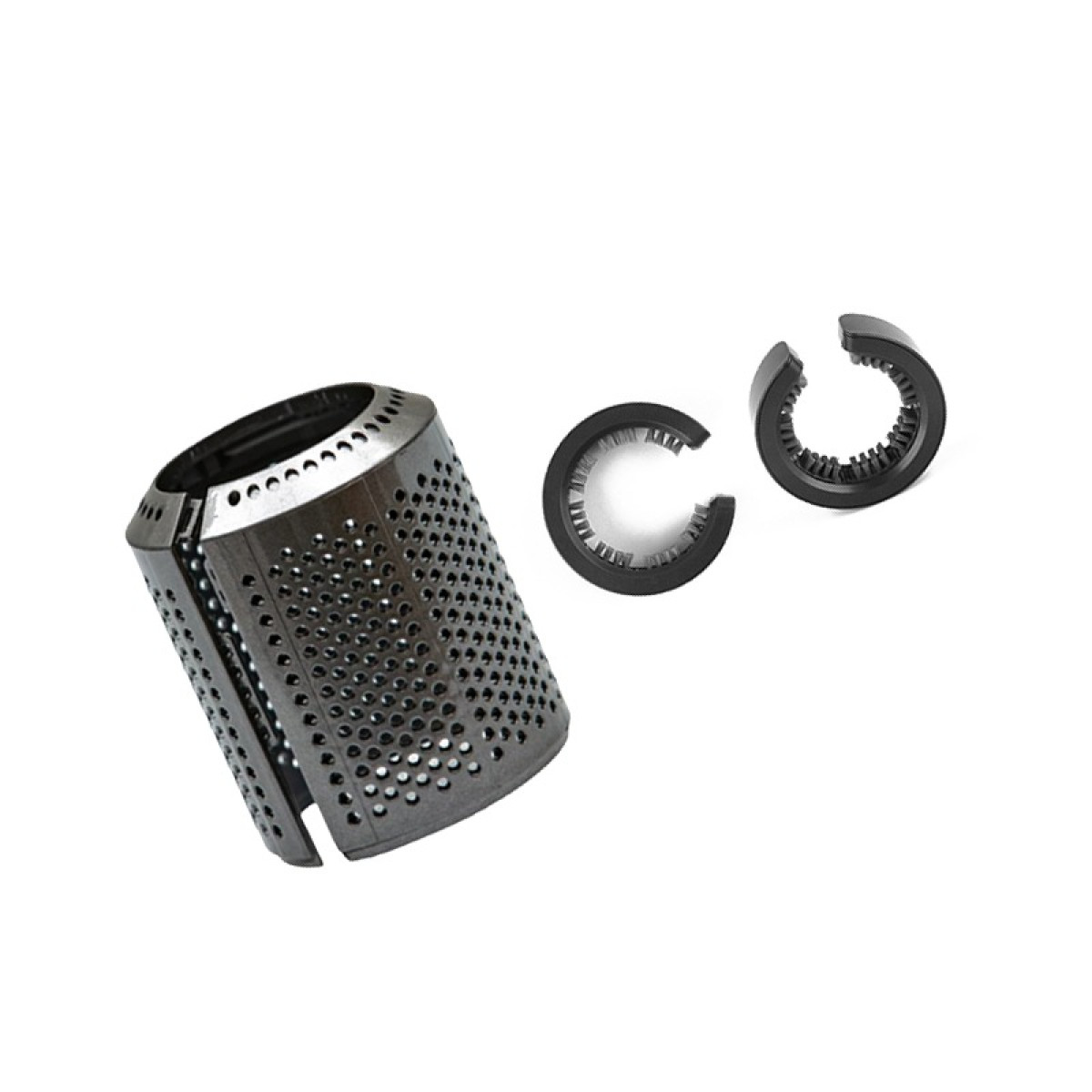 Un pezzo metallico cilindrico perforato con due piccoli anelli neri a forma di C accanto.