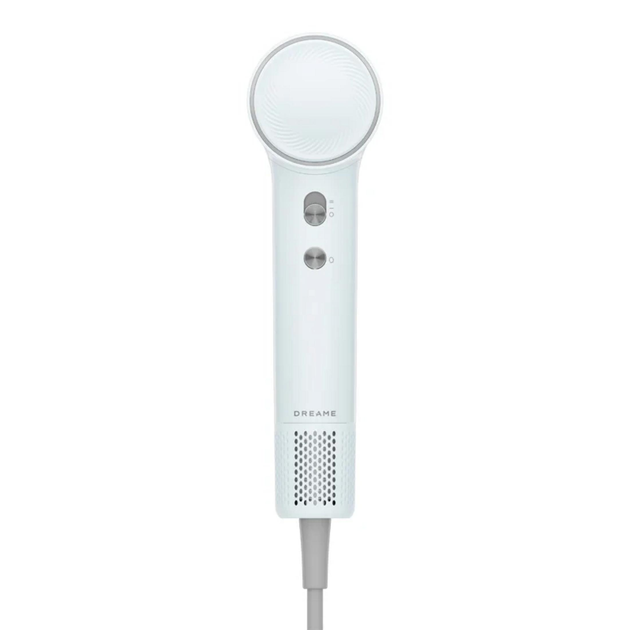 Un asciugacapelli Dreame bianco con pulsanti rotondi e cavo grigio su sfondo bianco.