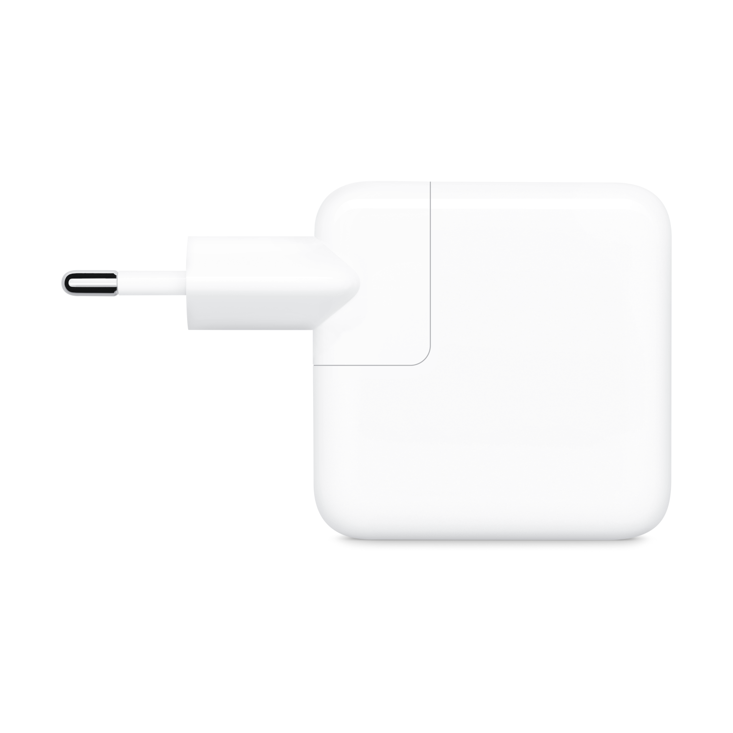 Ein weißes USB-C-Netzteil mit Steckern für die Steckdose auf weißem Hintergrund.