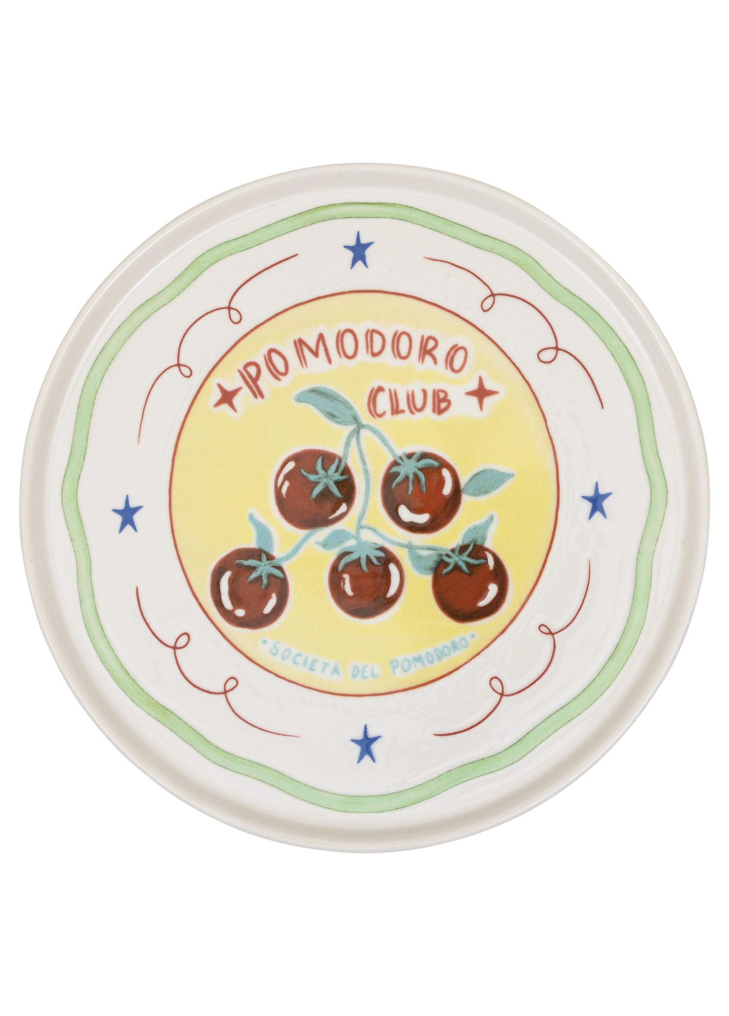 Domates, yıldız boyamaları ve Pomodoro Club yazısı olan beyaz seramik tabak.