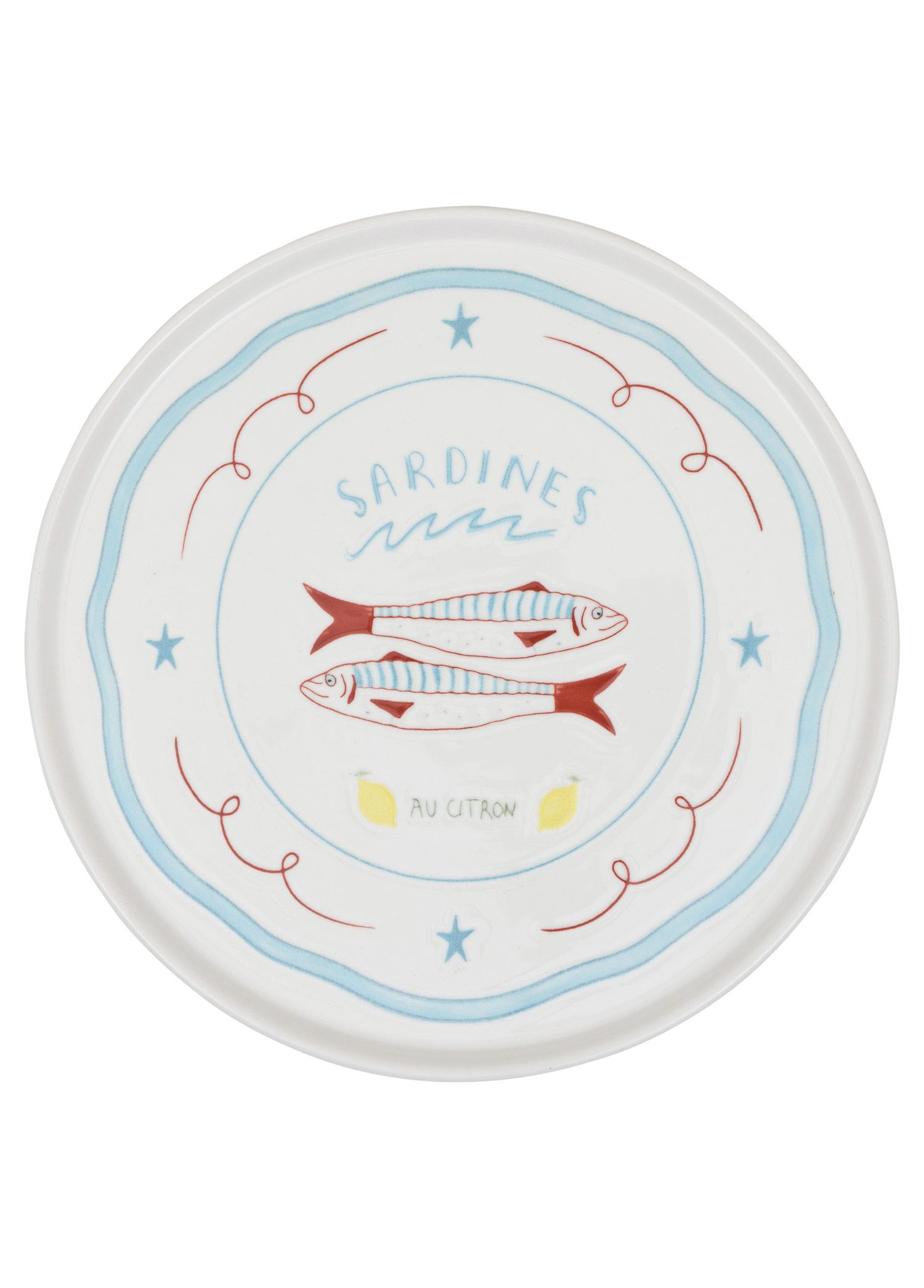 İki sardalya, mavi yıldızlar, kırmızı kıvrımlar ve SARDINES AU CITRON yazısı içeren beyaz seramik tabak.