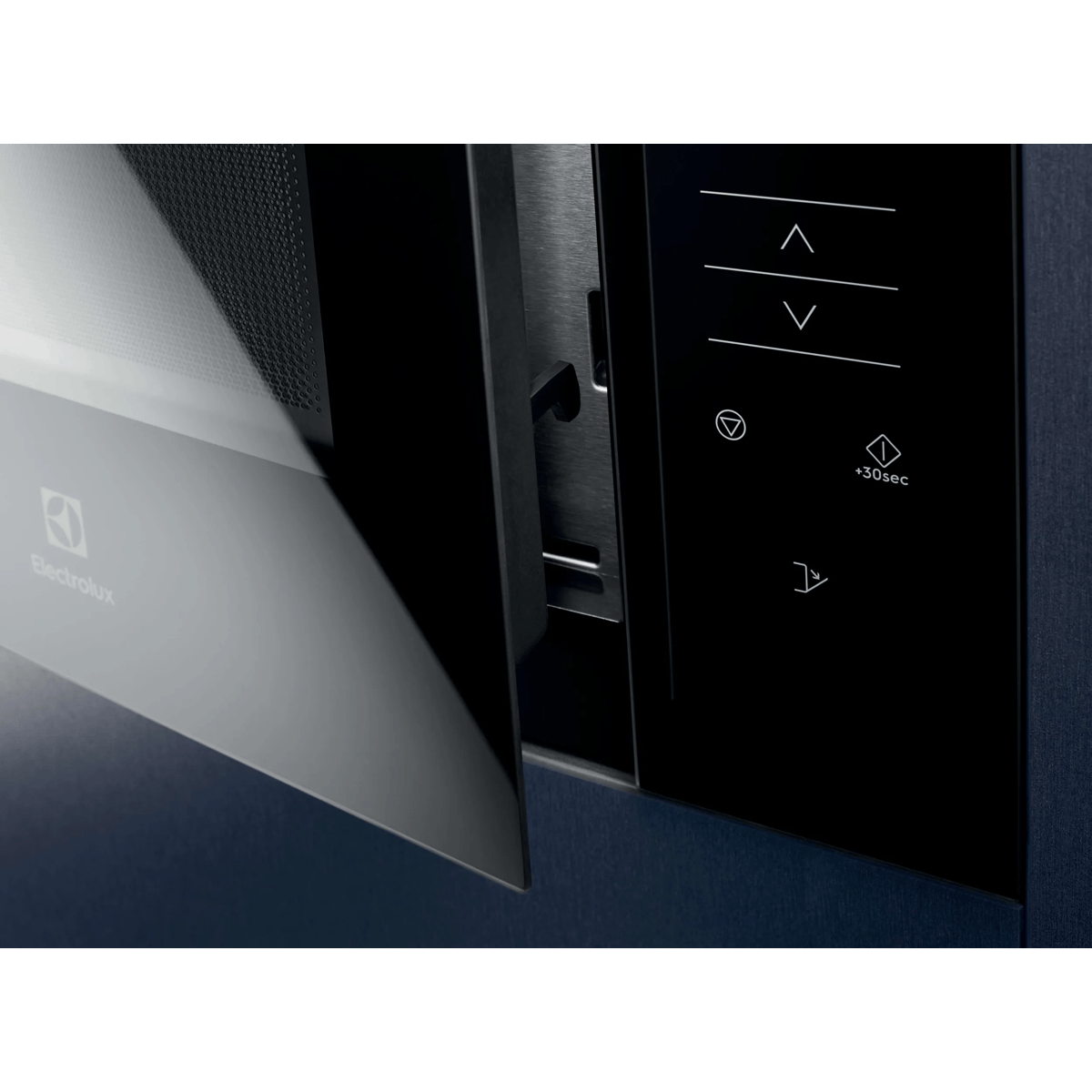 Primer plano de un microondas Electrolux negro con la puerta abierta y panel táctil.