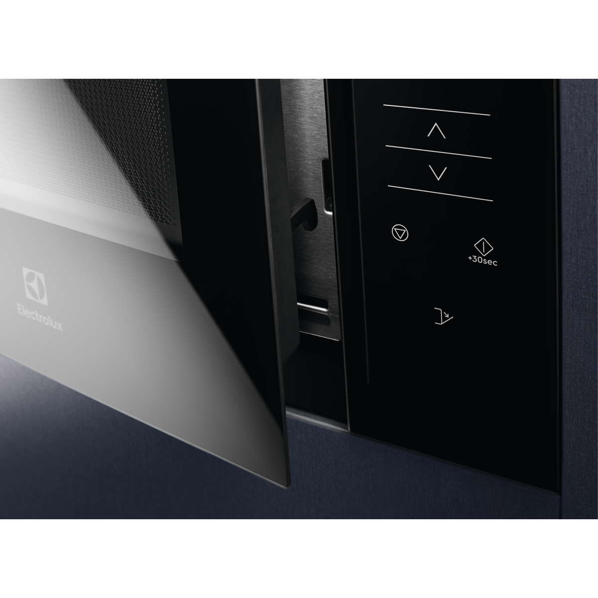 Primer plano de un microondas Electrolux negro con la puerta abierta parcialmente y panel táctil.