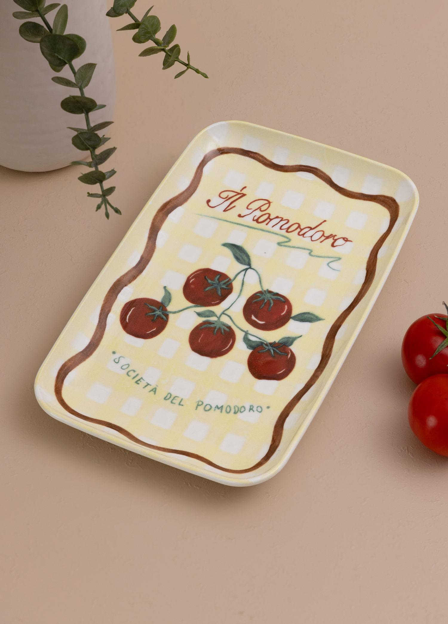 Bej zemin üzerinde domates desenli ve Il Pomodoro yazılı sarı ekose seramik tabak.
