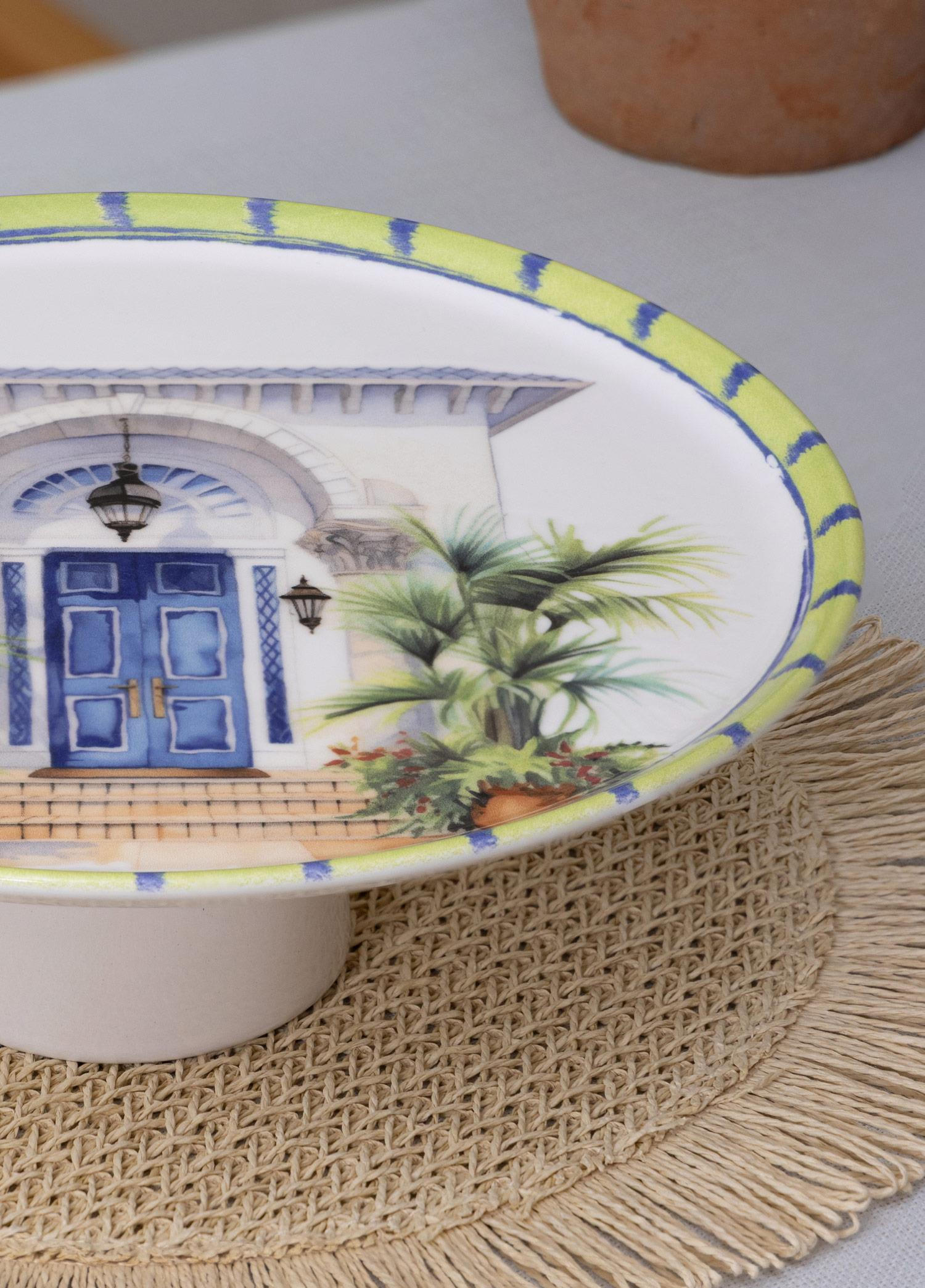 Mavi kapılı Akdeniz evi manzaralı, boyalı seramik dekoratif pasta standı.
