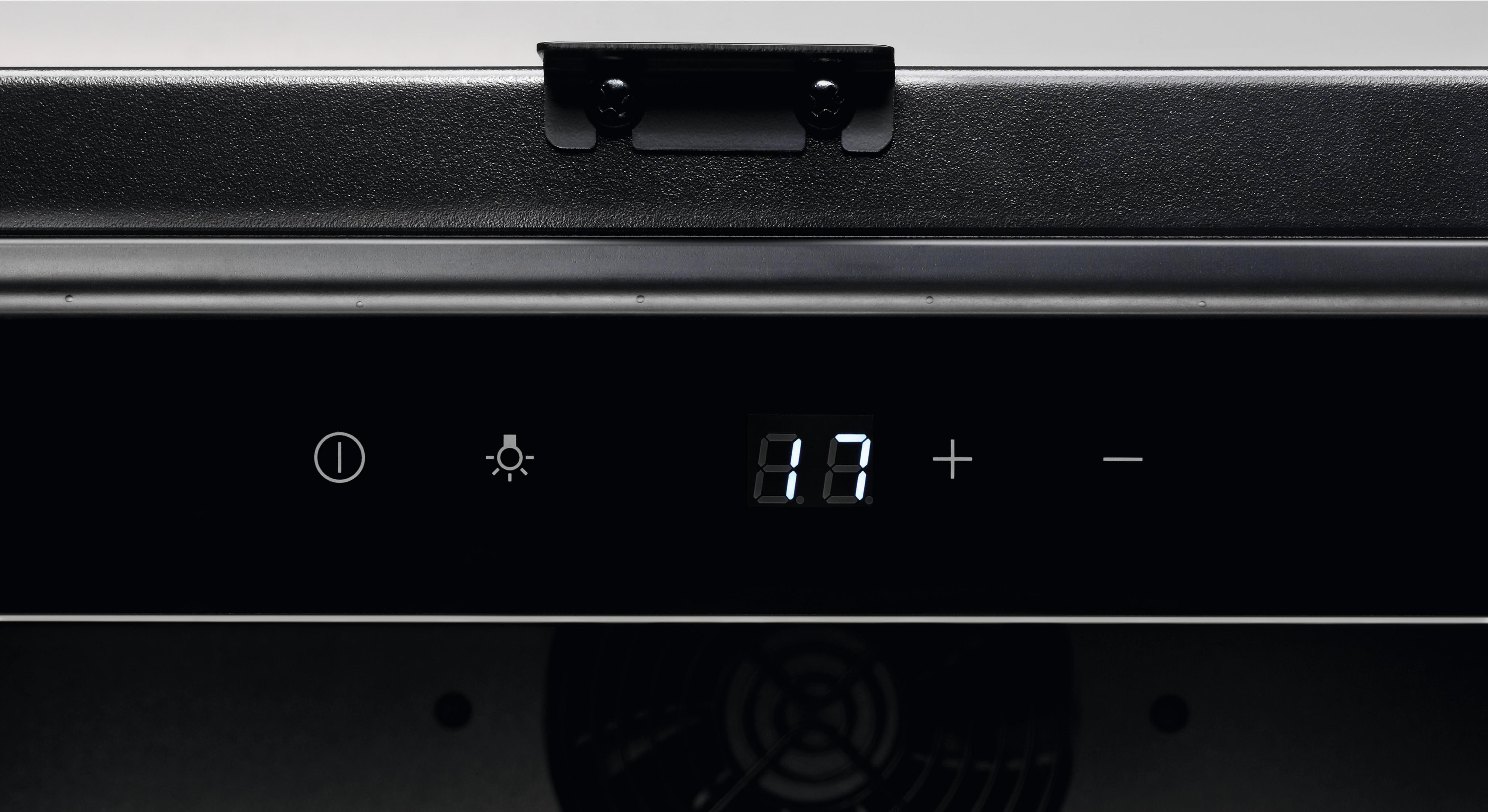 Panel de control negro con encendido, icono de luz, pantalla digital que muestra 17 grados y botones.